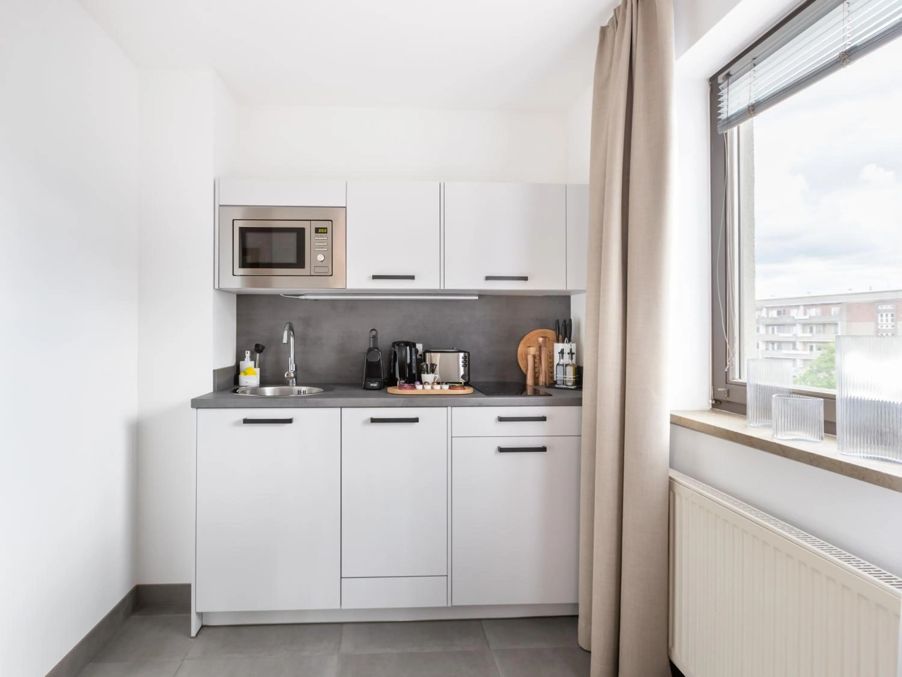 Kitchen or kitchenette in Flower's Berlin by Limehome - Digital Access