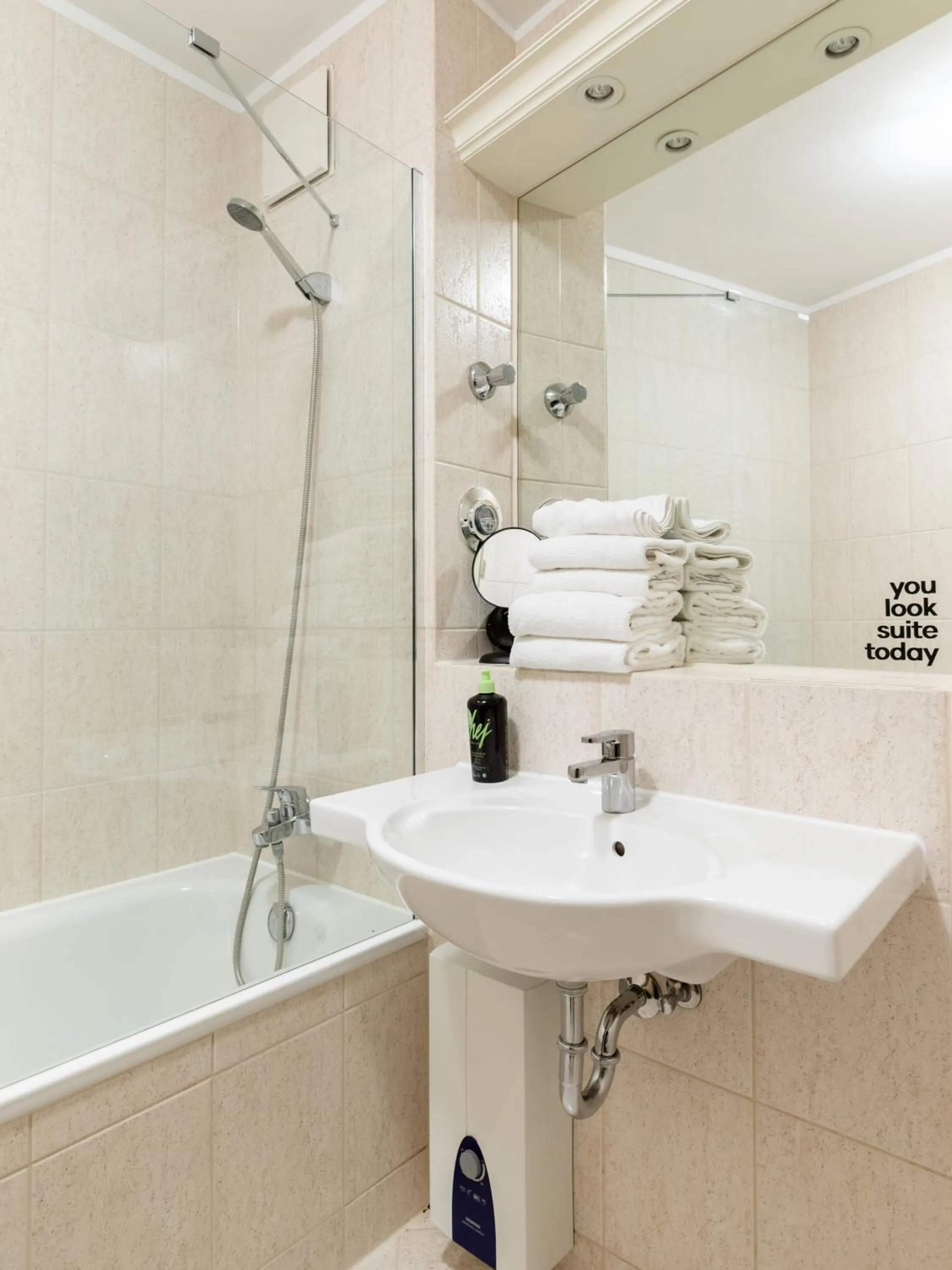 Bathroom in Flower's Berlin by Limehome - Digital Access