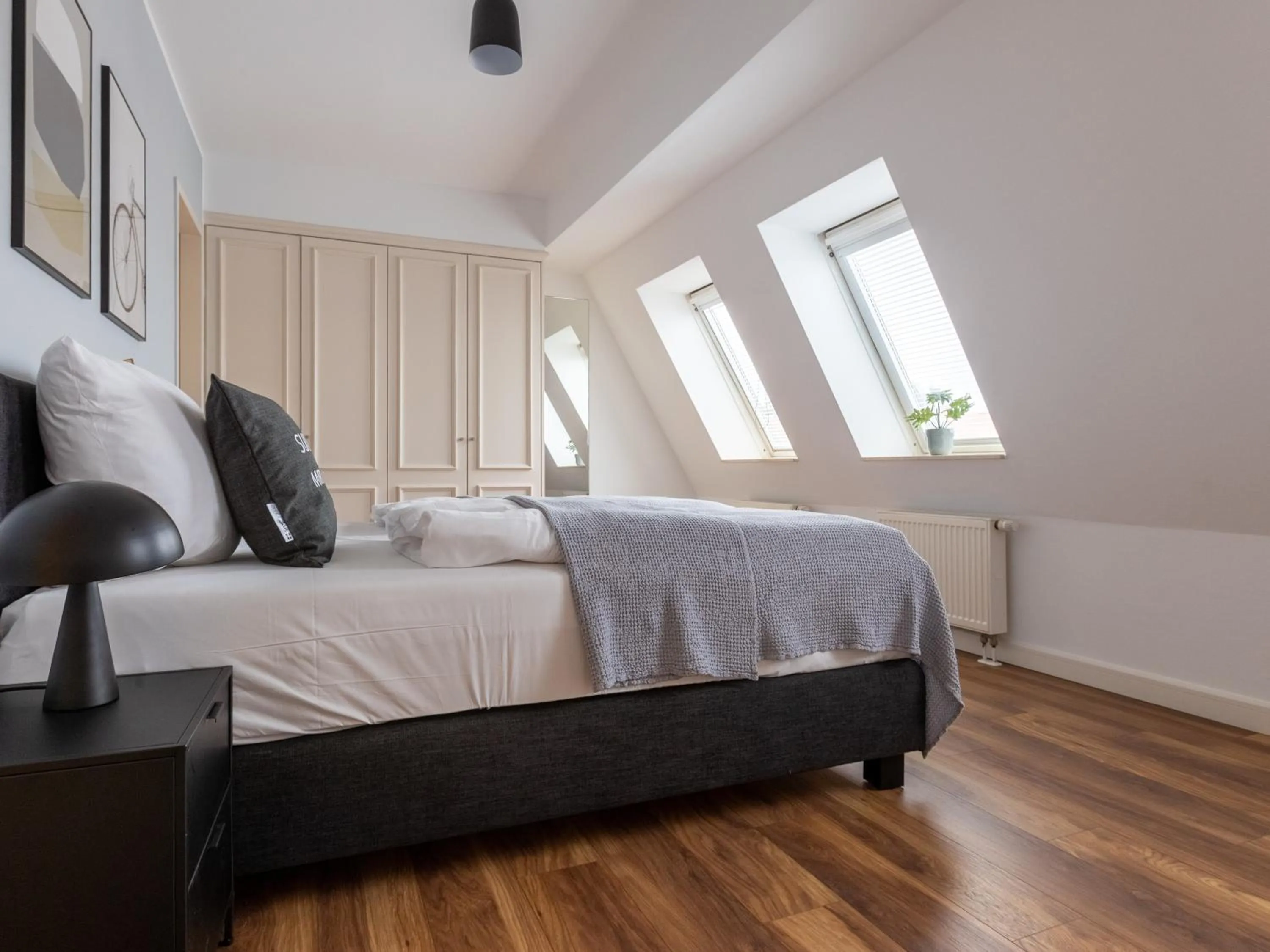 Bed in Flower's Berlin by Limehome - Digital Access