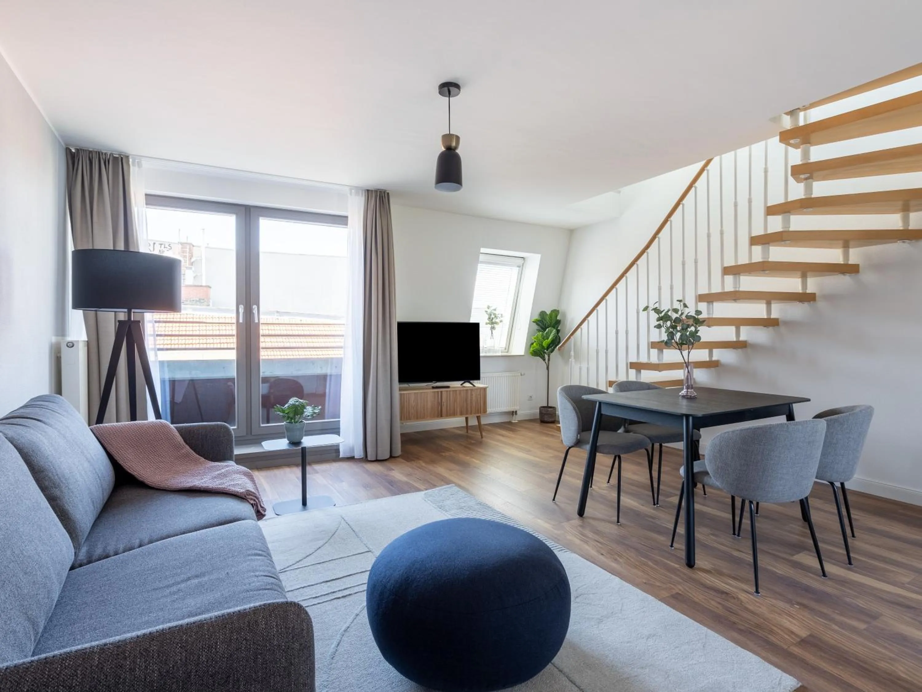 Living room in Flower's Berlin by Limehome - Digital Access