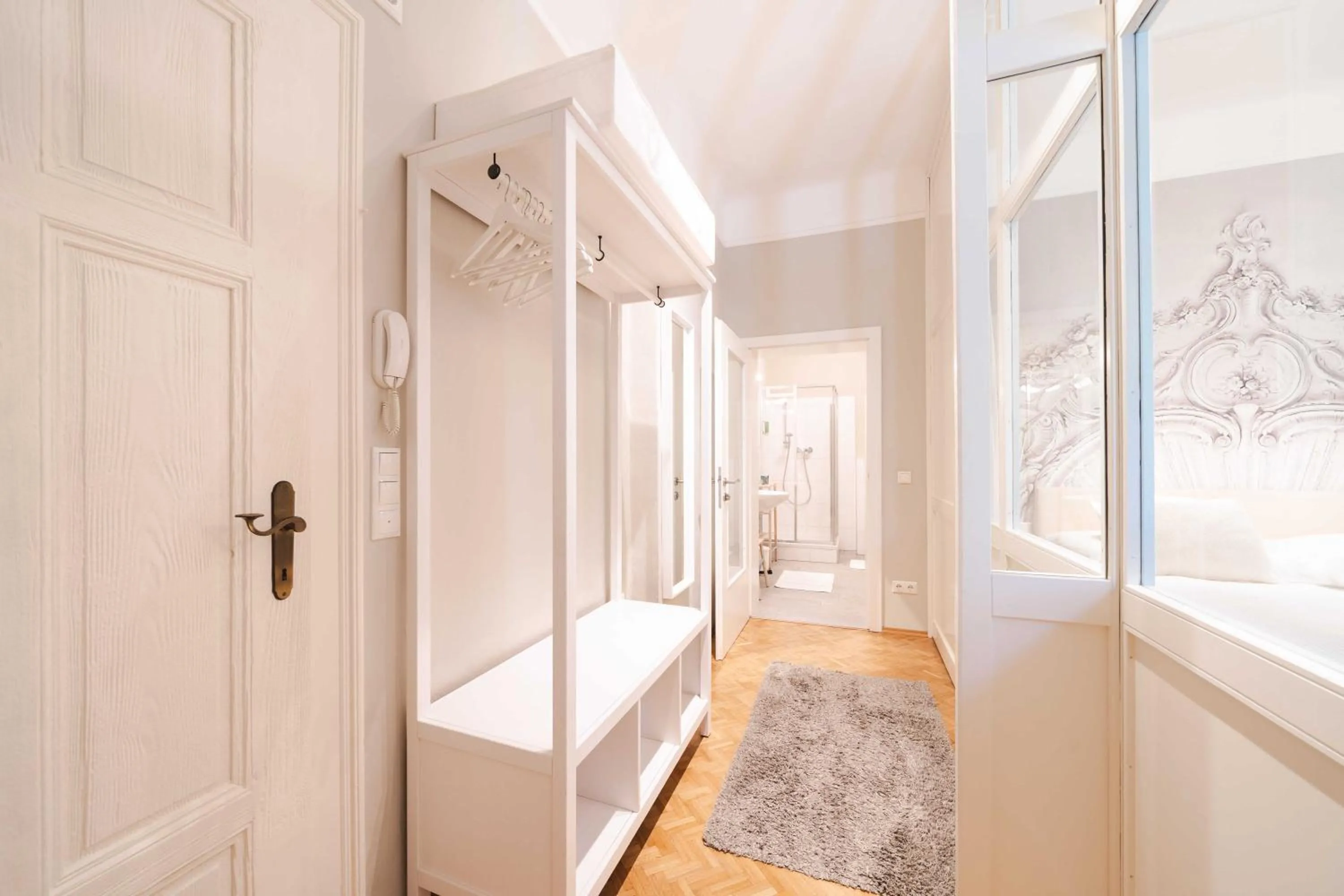 White Flat by GrazRentals Architect Designed & Stylish & Free Parking