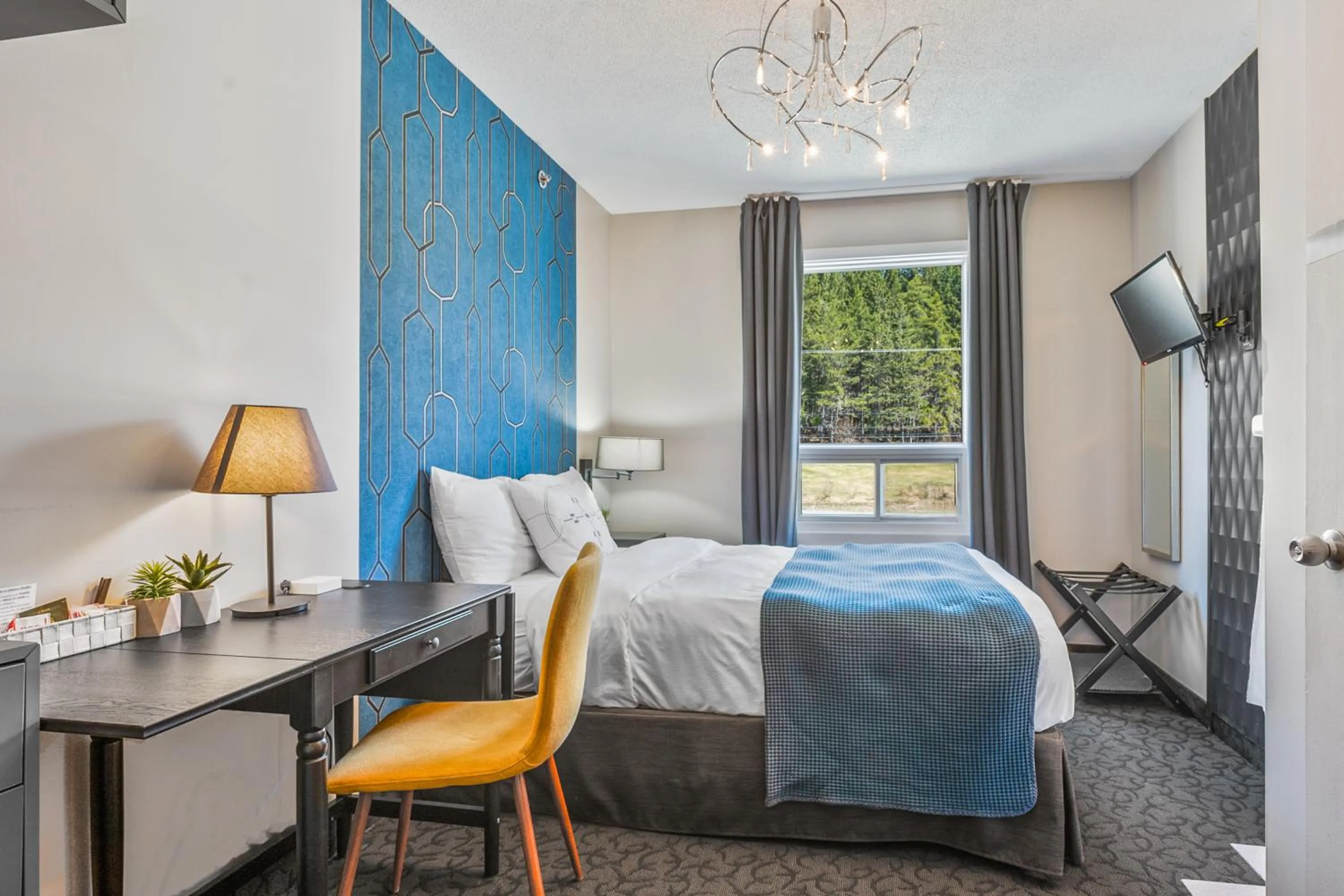 Photo of the whole room, Bed in Manoir Lac-Etchemin