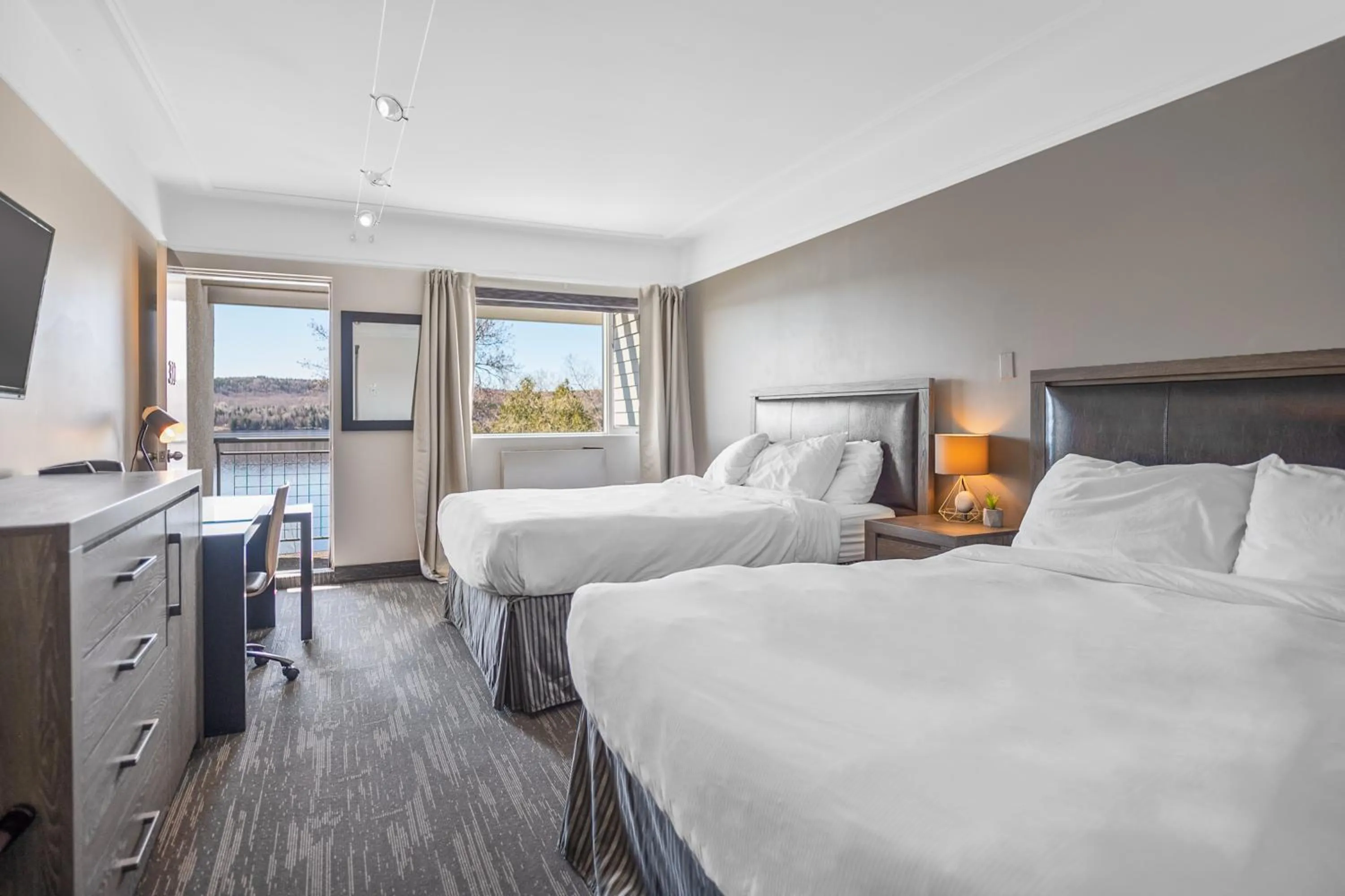 Photo of the whole room, Bed in Manoir Lac-Etchemin