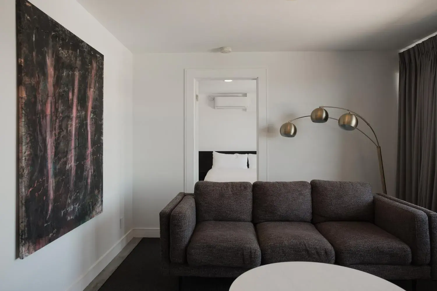 Deluxe Suite in Hollywood Hills Hotel Deluxe Suite in Hollywood Hills Hotel