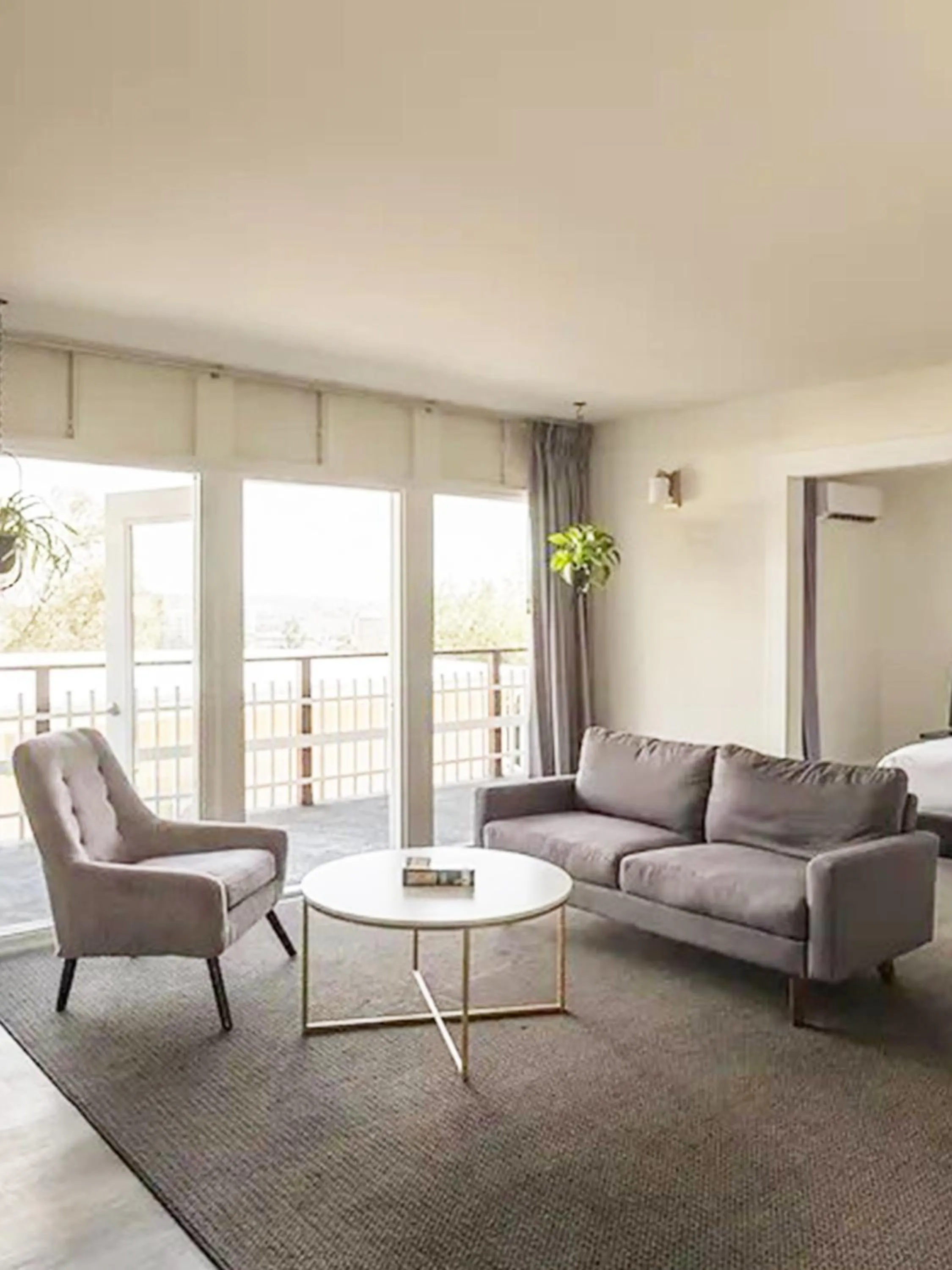 Bedroom in Hollywood Hills Hotel