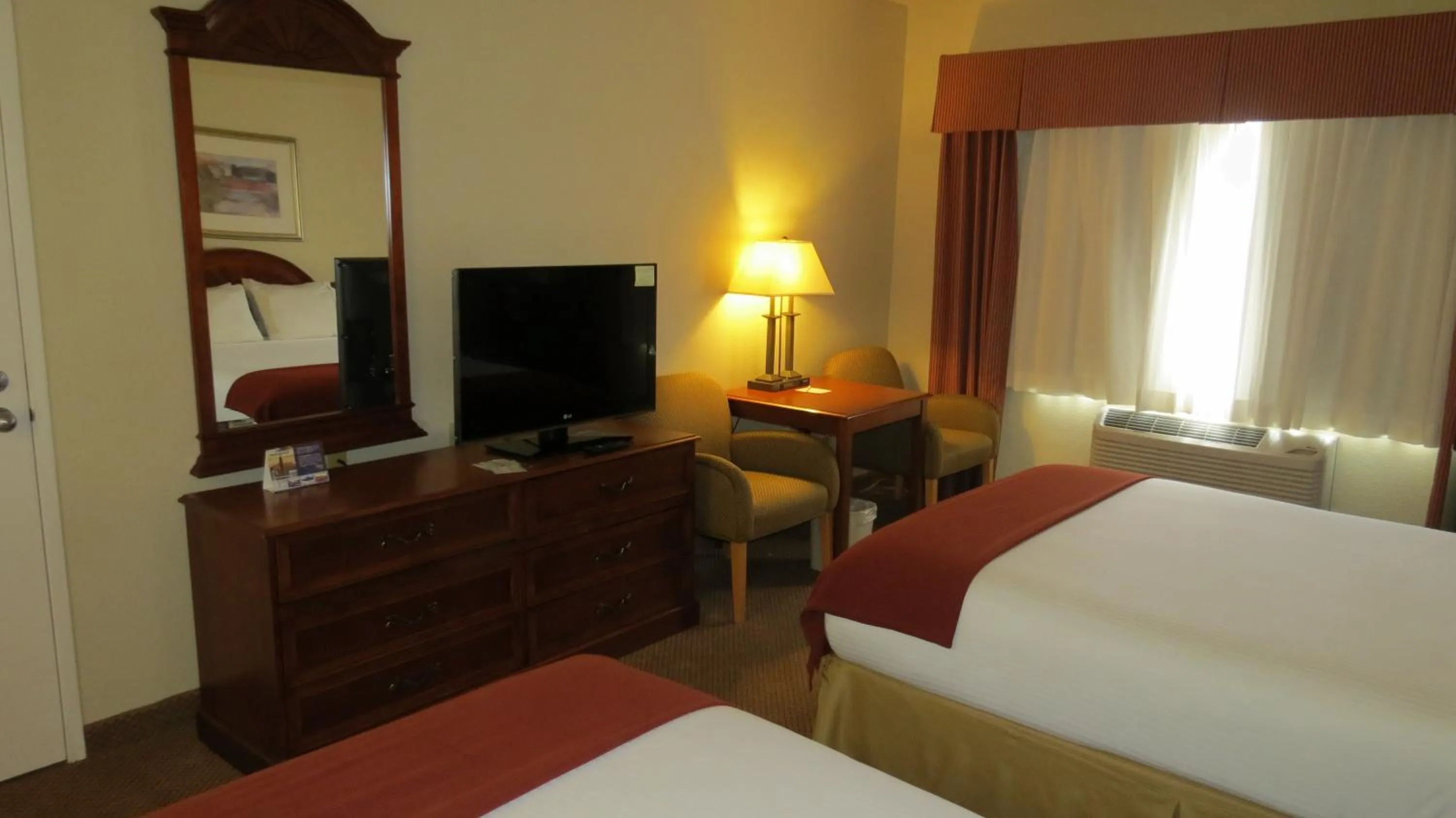 Decorative detail, Bed in Baymont Inn & Suites by Wyndham Holbrook