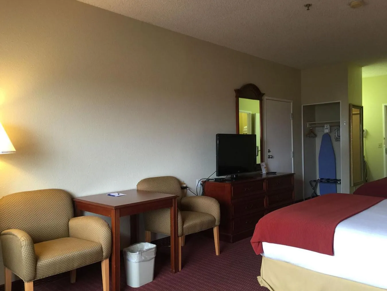 Seating area, Bed in Baymont Inn & Suites by Wyndham Holbrook