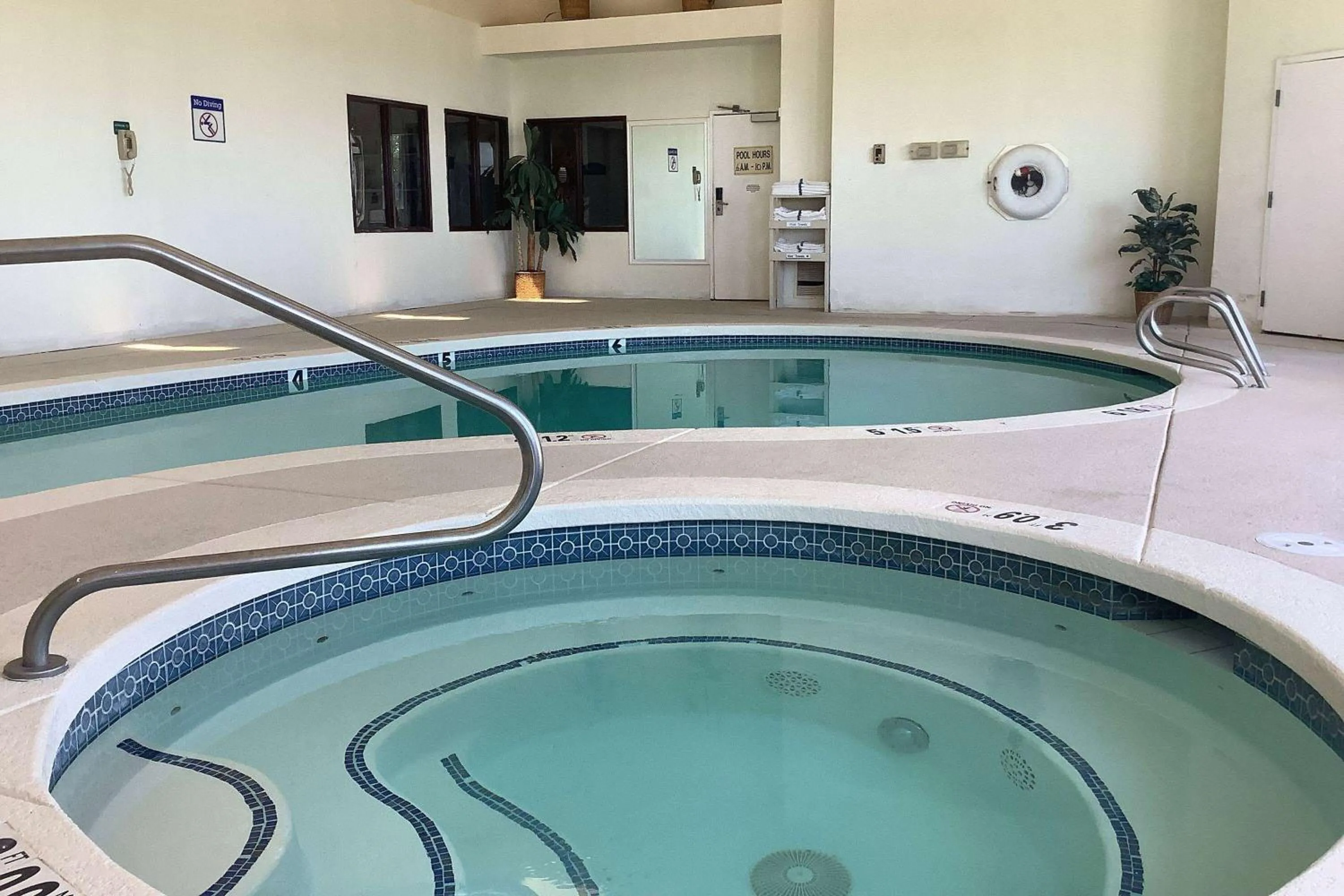 Pool view in Baymont Inn & Suites by Wyndham Holbrook