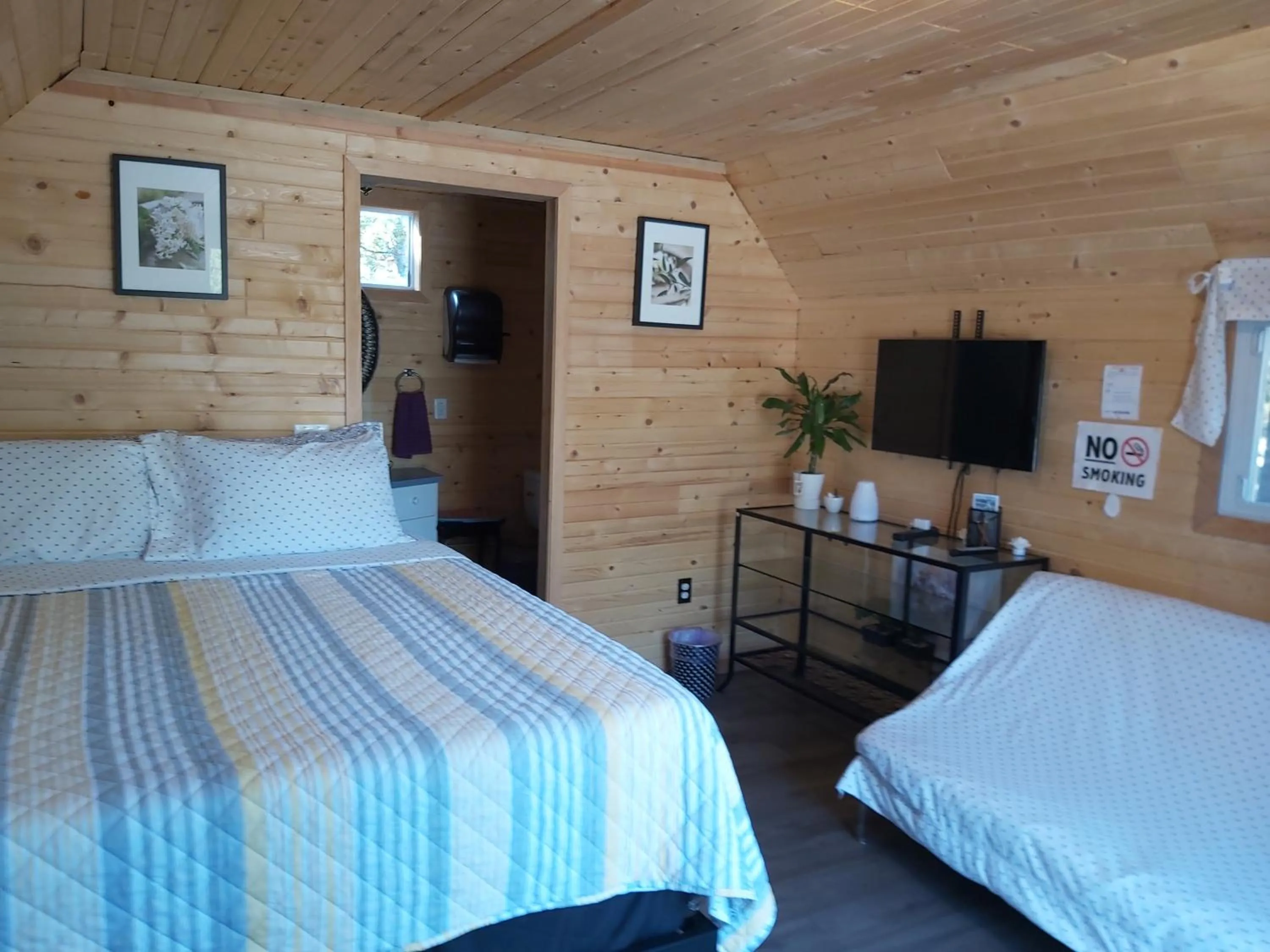 Deluxe Bungalow in Blue River Campgrounds & Cabin-public washroom