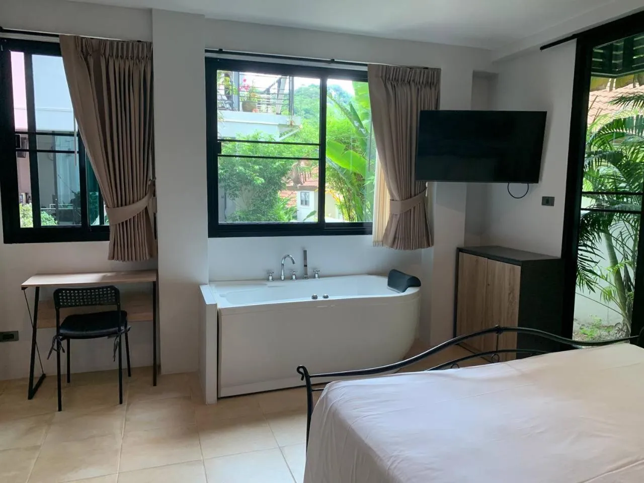 Penthouse Crystal Bay Apartments