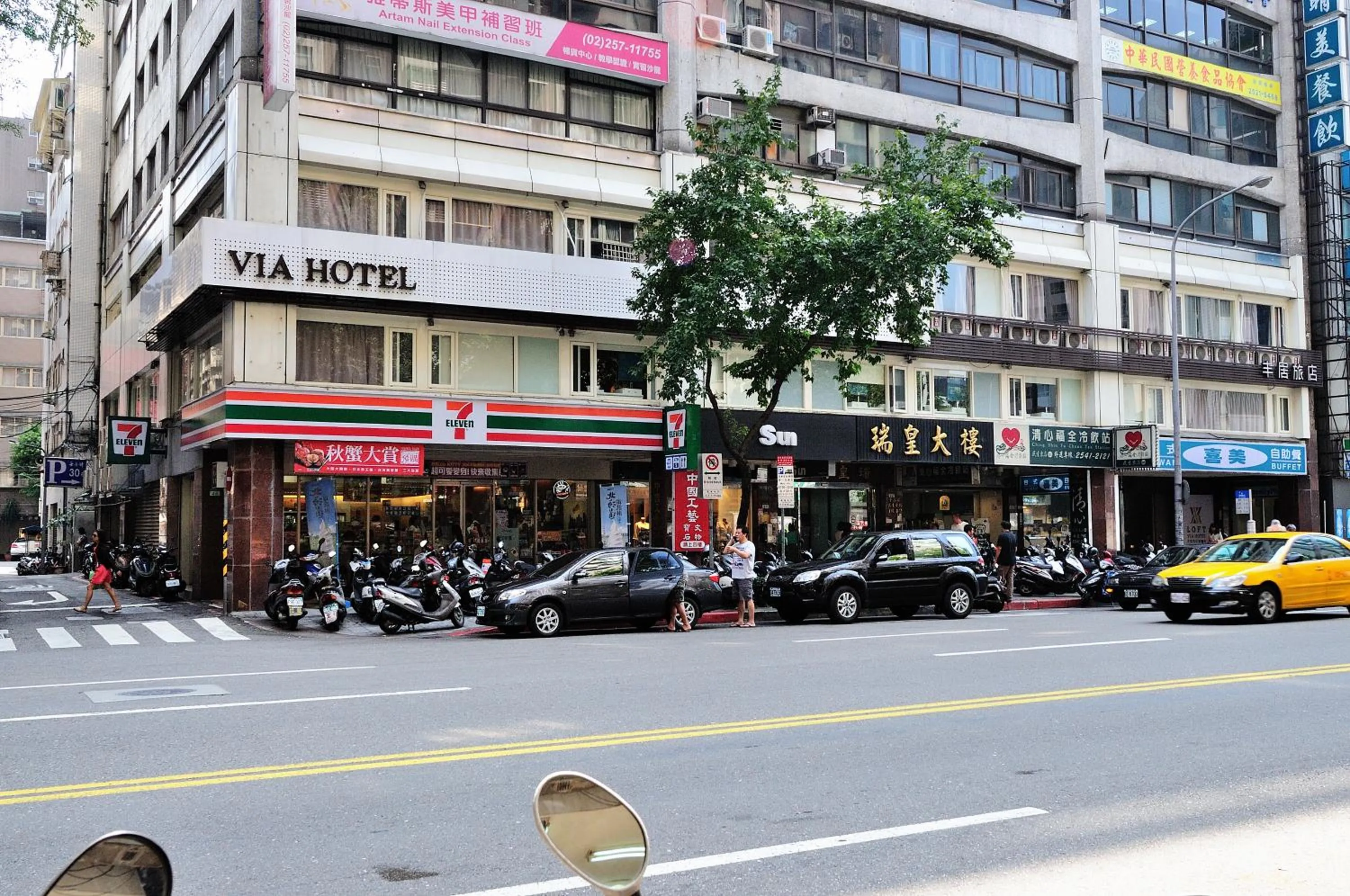 Facade/entrance in Via Loft Hotel