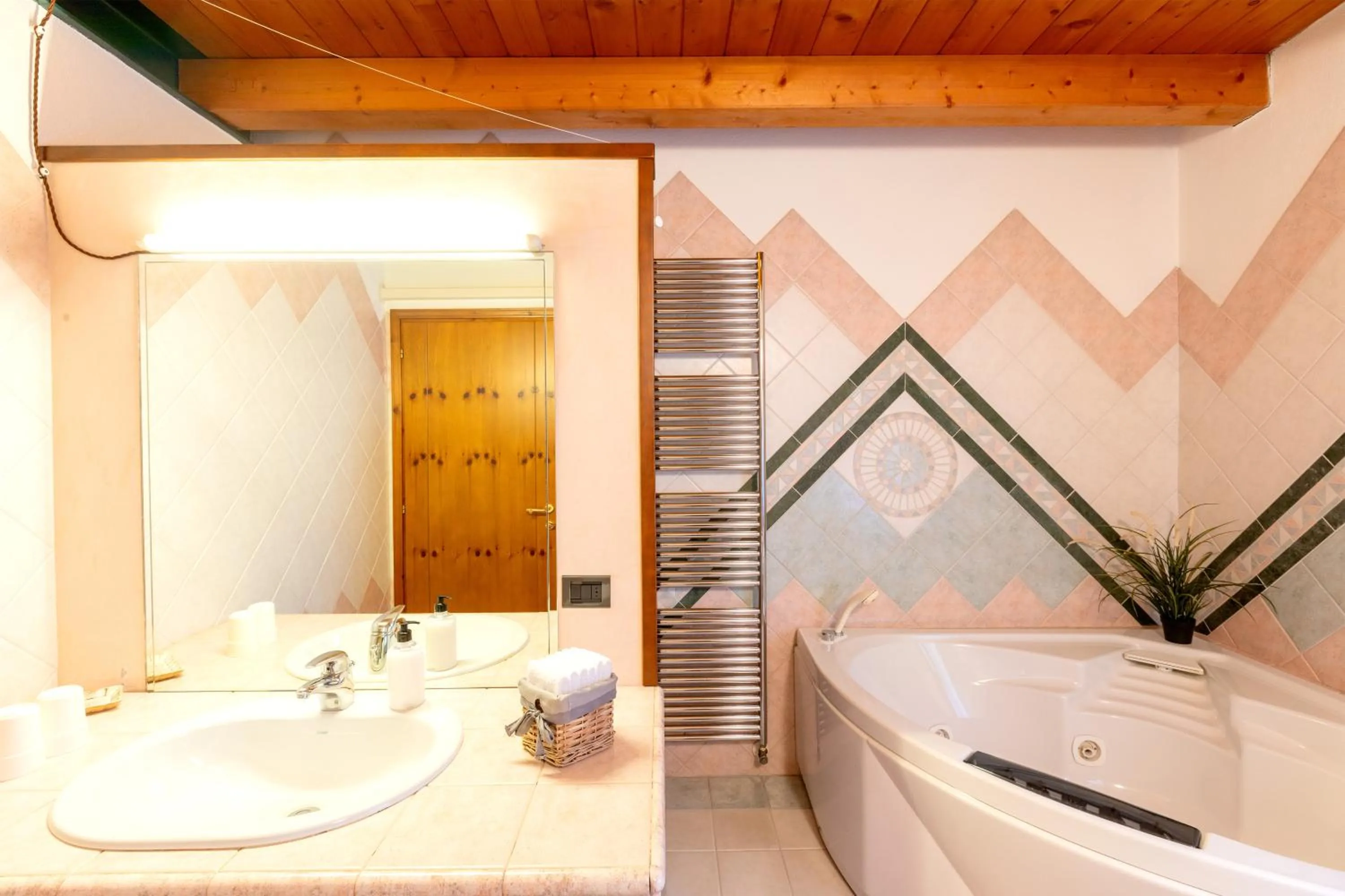 Hot Tub in B&B Antico Borgo Marcemigo