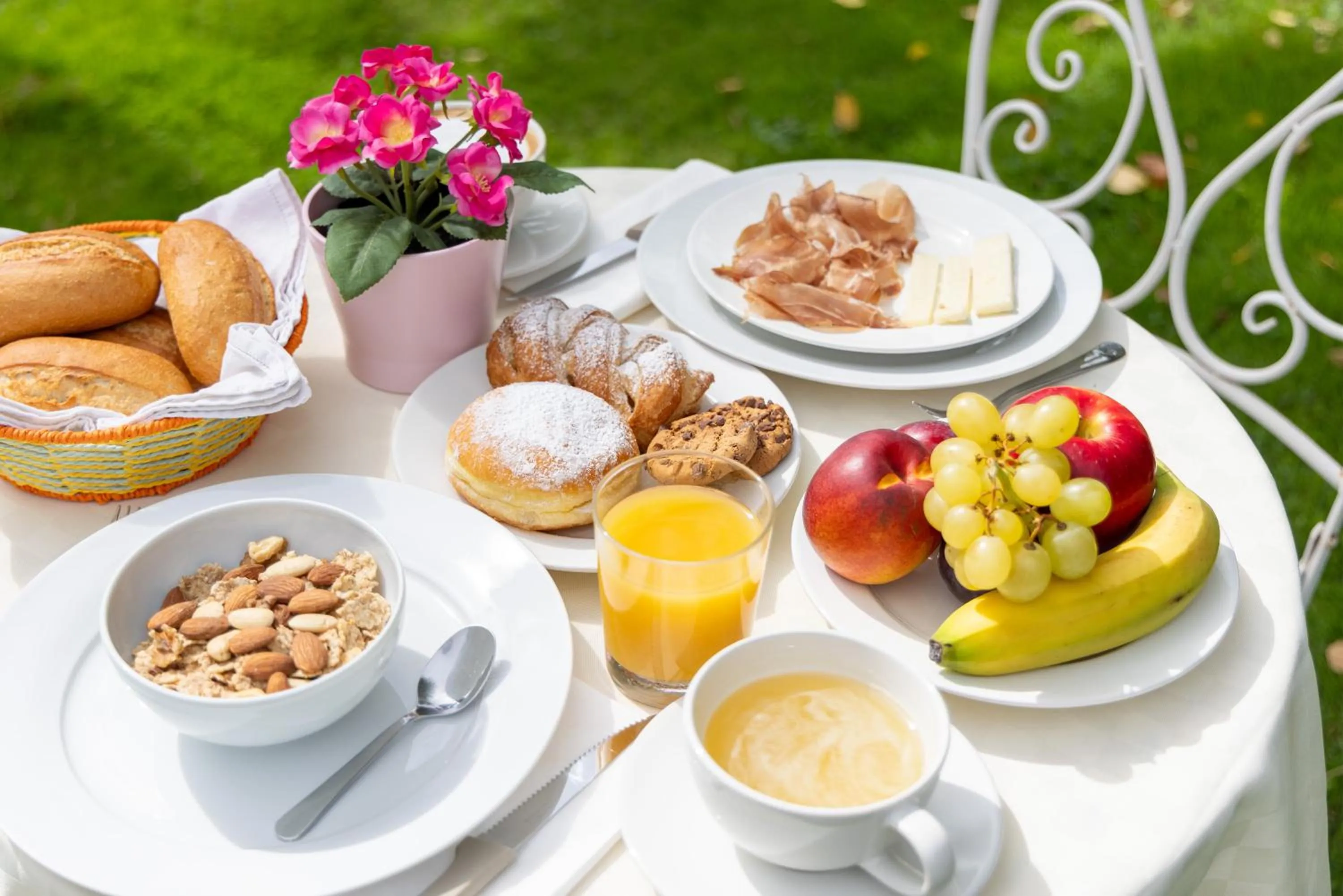 Food and drinks in B&B Antico Borgo Marcemigo