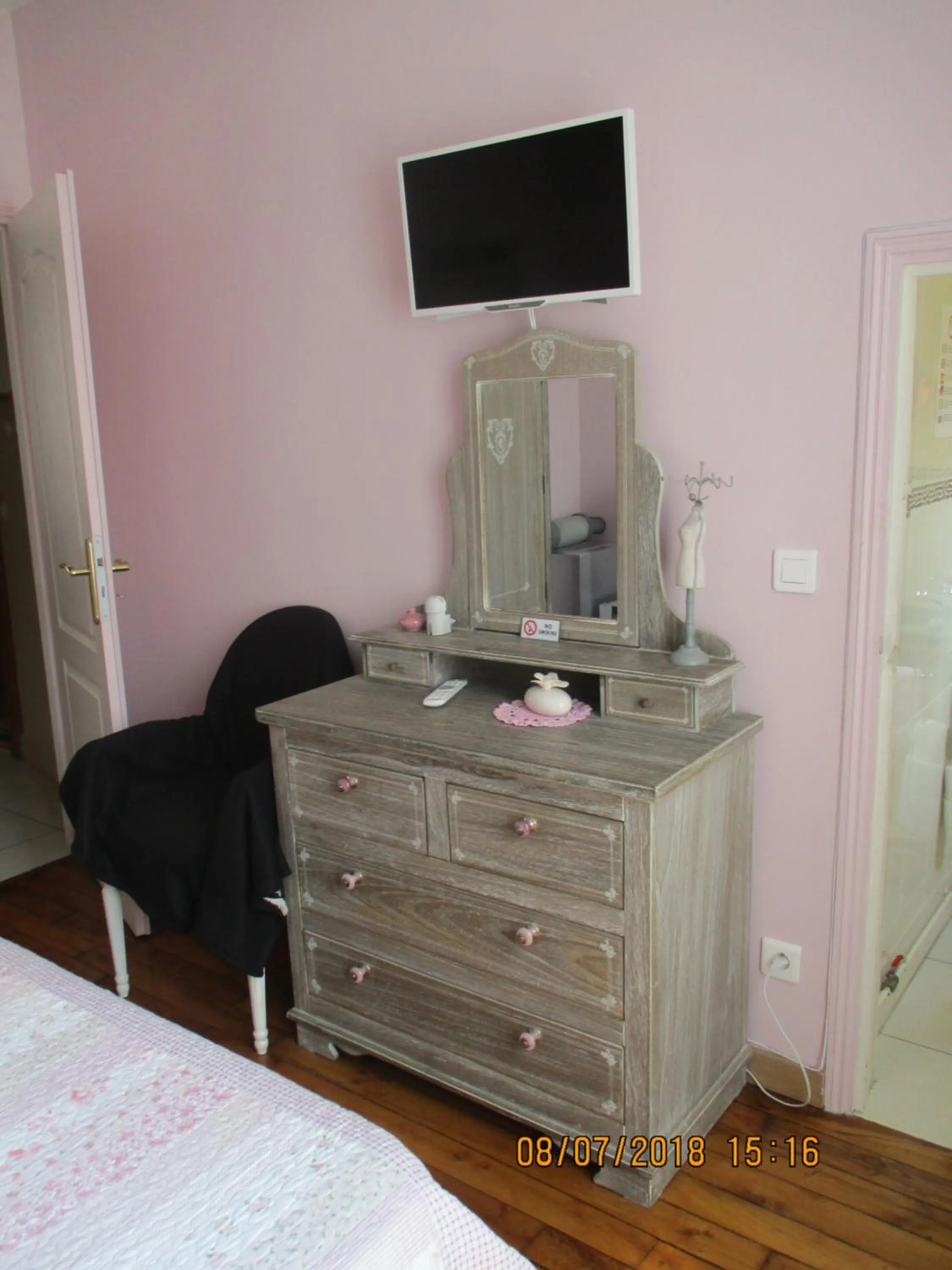 Photo of the whole room, Bed in Côté Marne