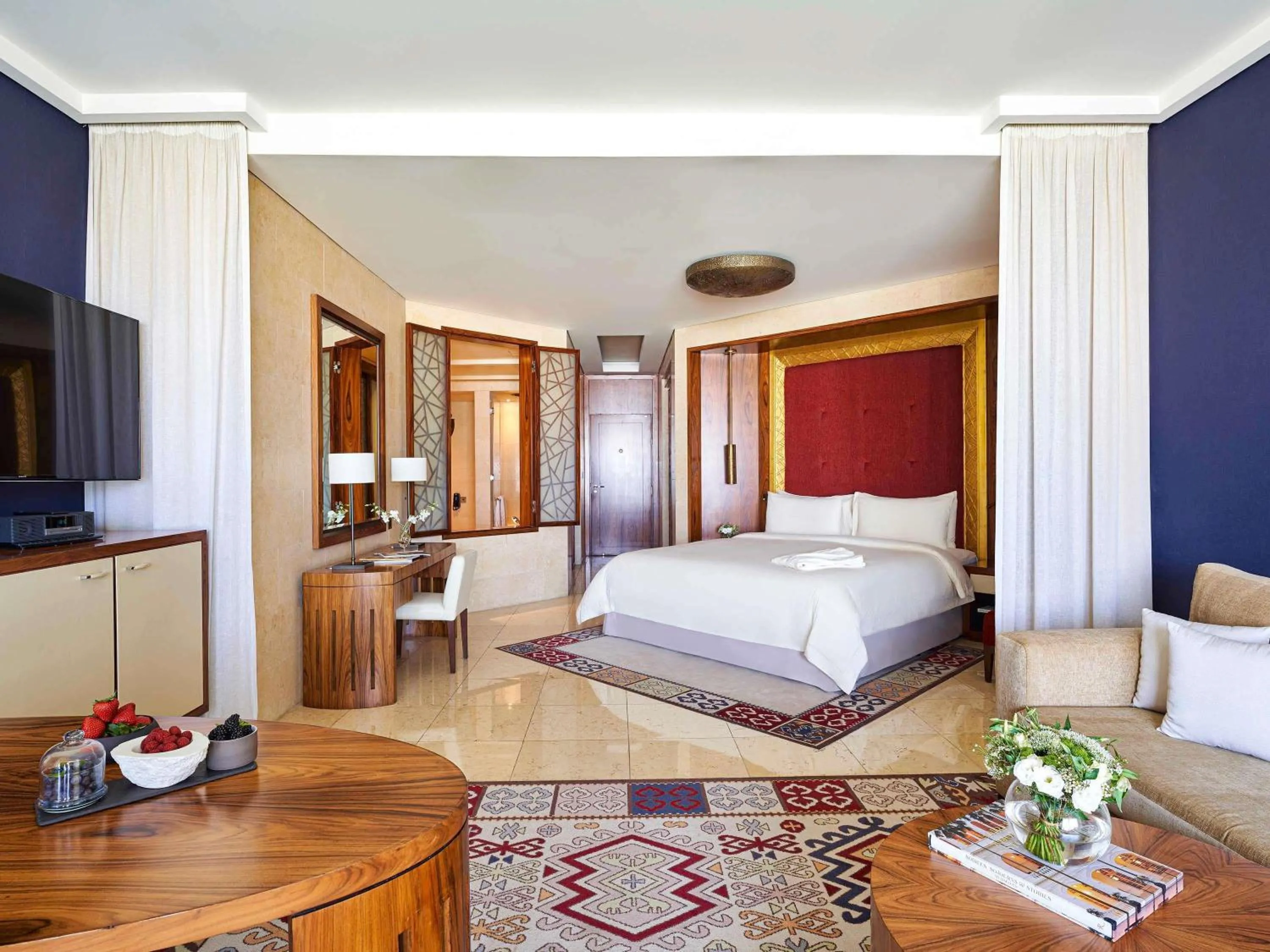 Bedroom, Bed in Raffles Dubai