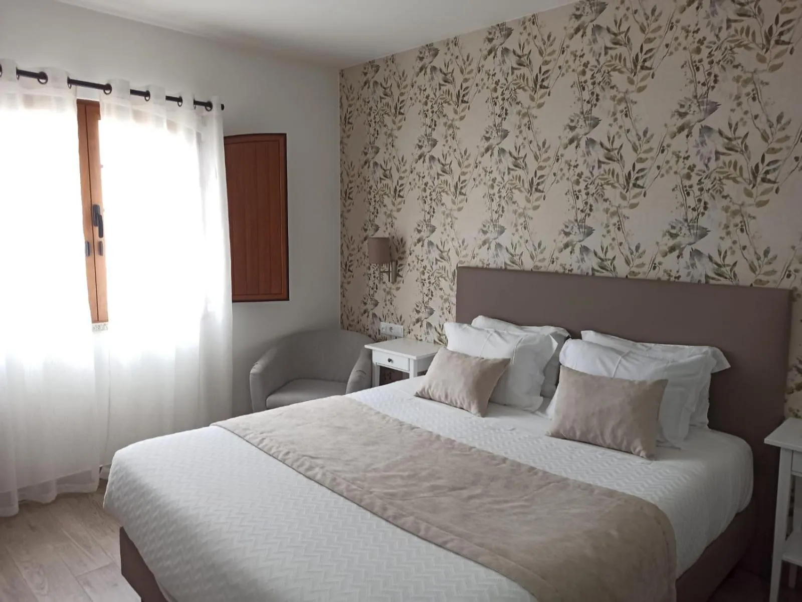 Bedroom, Bed in Porto D'Abrigo - Alojamento Local