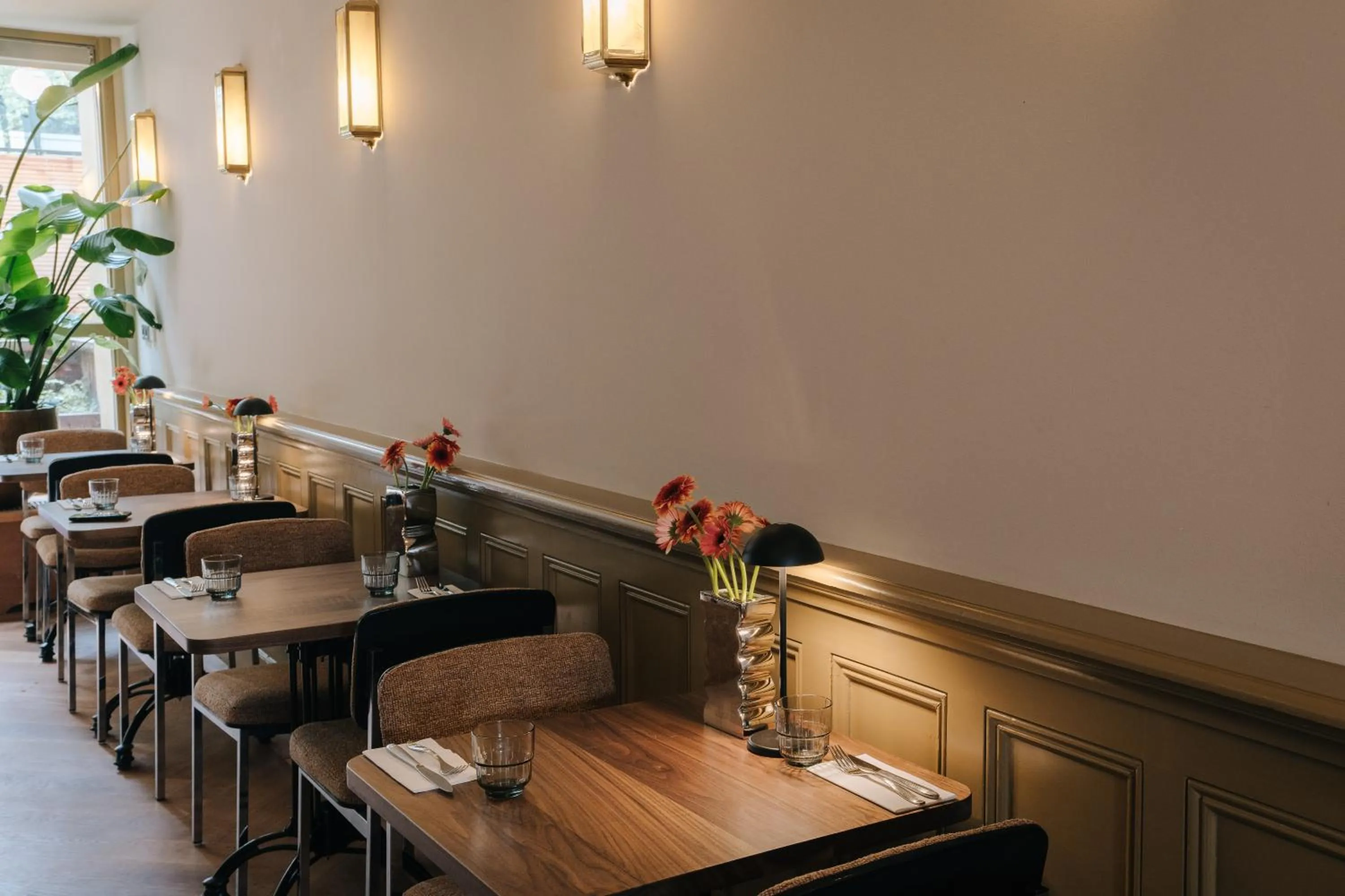 Restaurant/places to eat in Hotel Omega