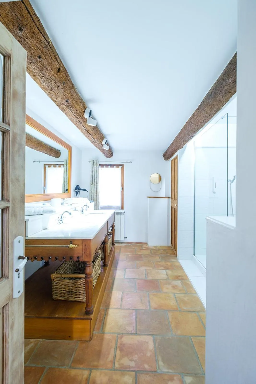 Shower in LE MAS DES FLANERAIES