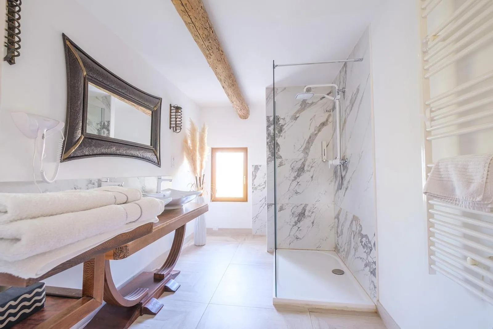 Shower, Bed in LE MAS DES FLANERAIES