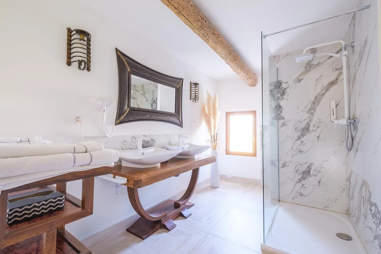 Bathroom in LE MAS DES FLANERAIES