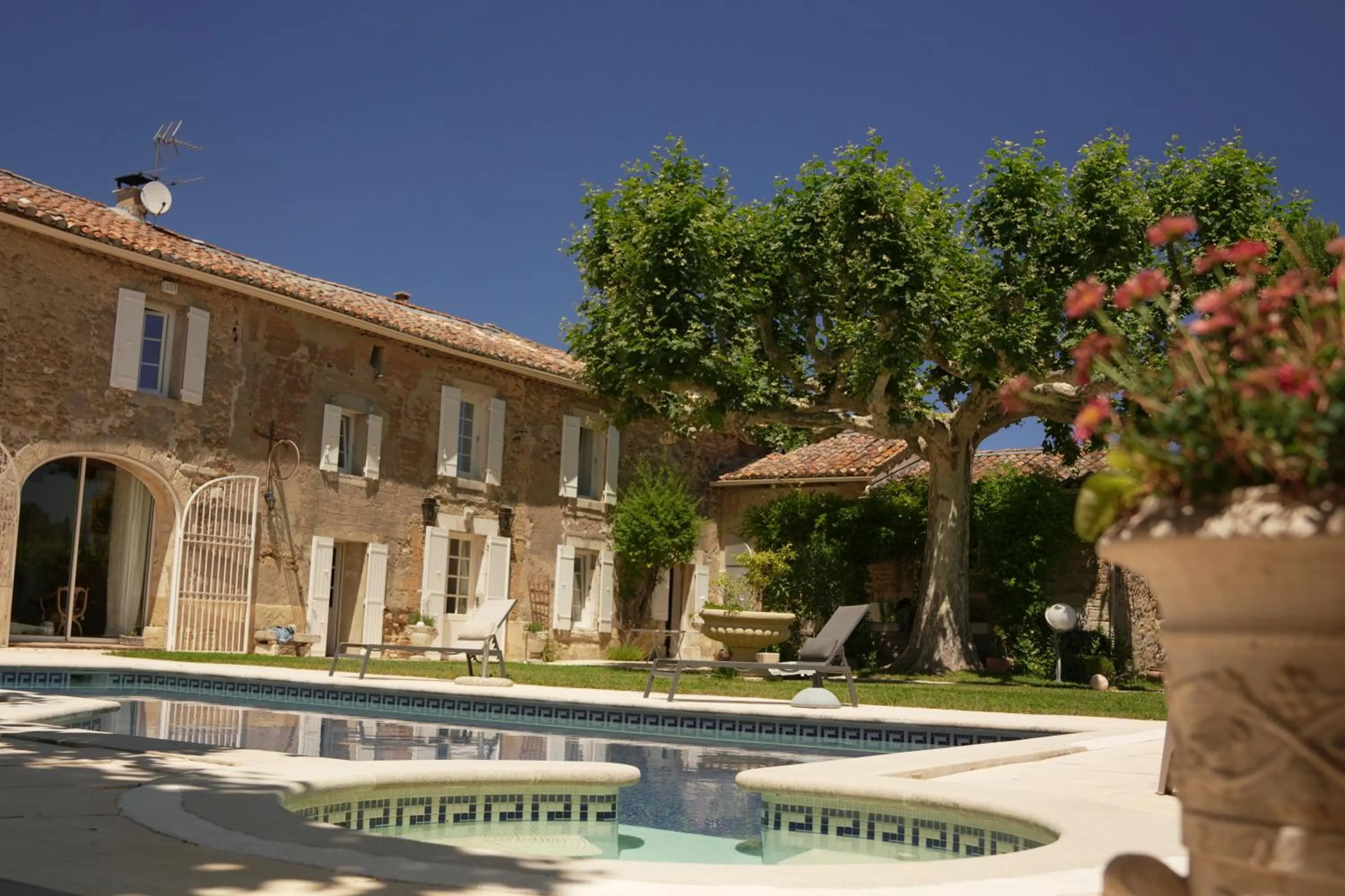 Property building in LE MAS DES FLANERAIES