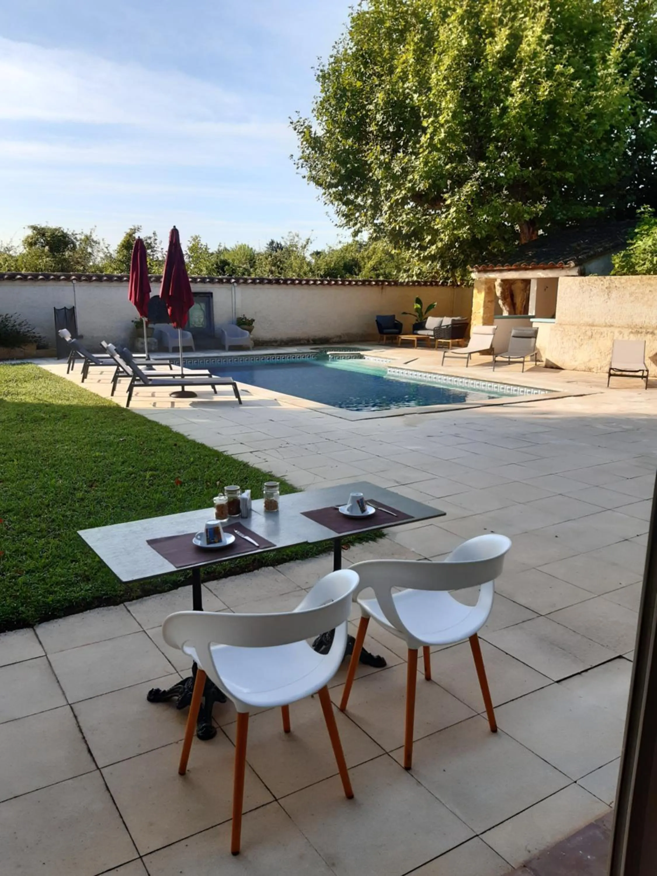 Patio in LE MAS DES FLANERAIES