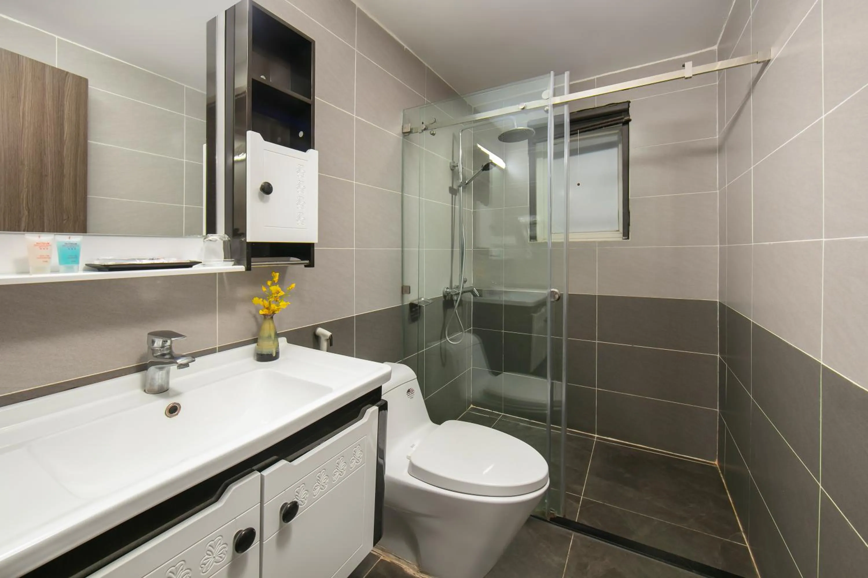 Bathroom in Hanoi Kingly Hotel