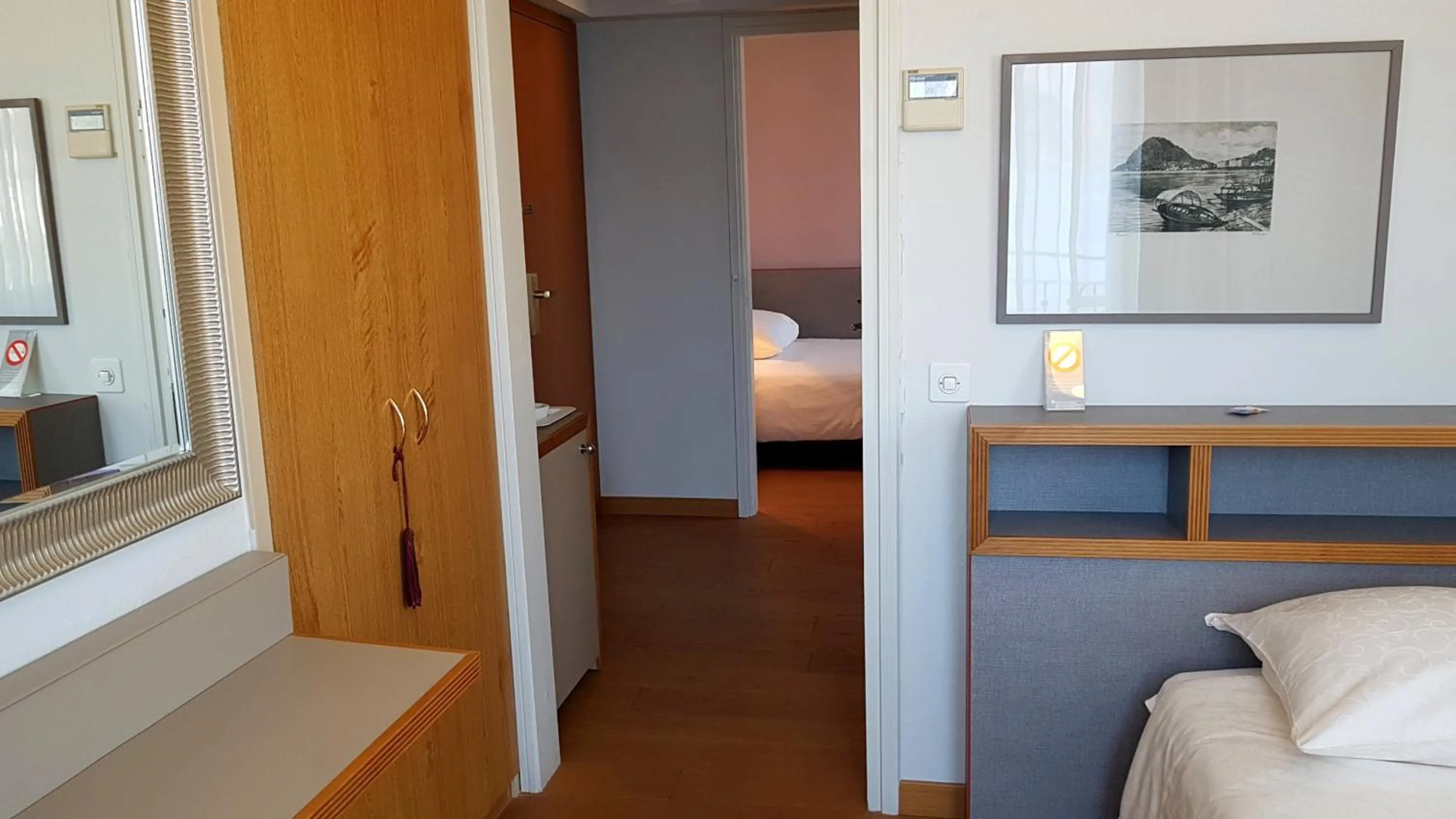 Photo of the whole room, Bed in Hotel Walter Au Lac