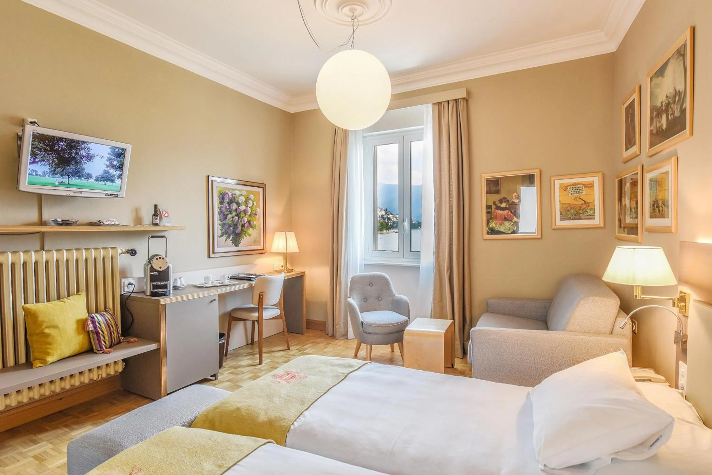 Photo of the whole room, Bed in Hotel Walter Au Lac