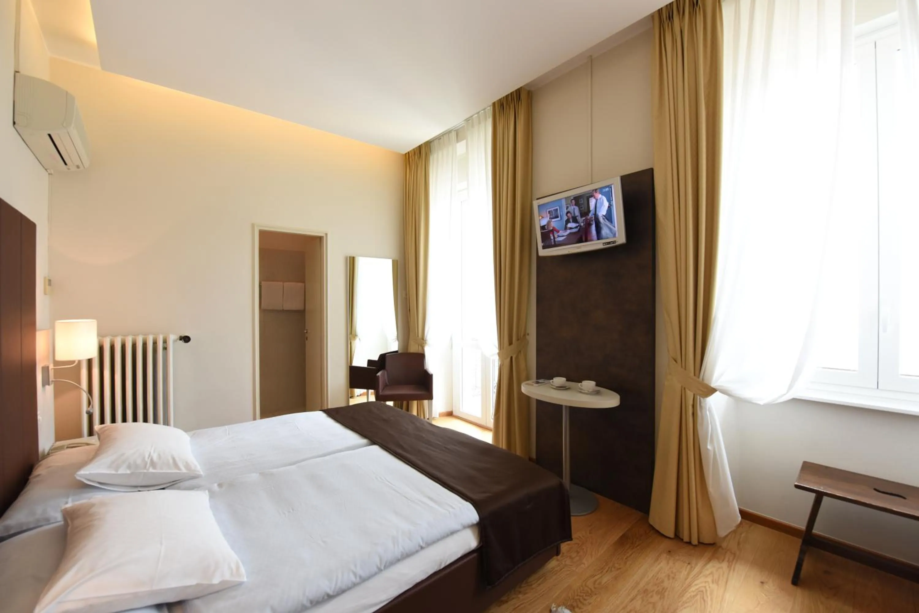 Photo of the whole room, Bed in Hotel Walter Au Lac