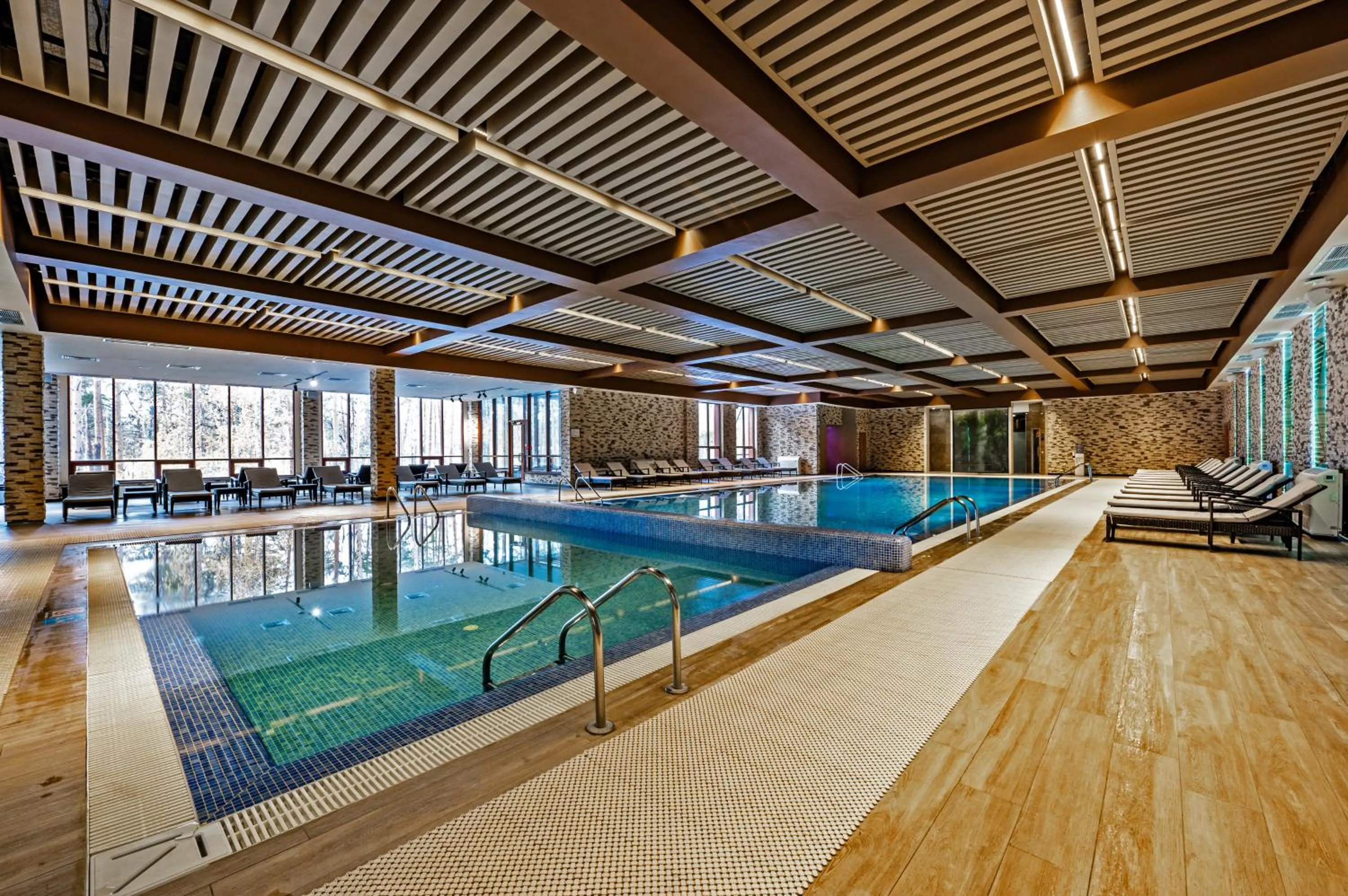 Swimming pool in Wyndham Garden Burabay