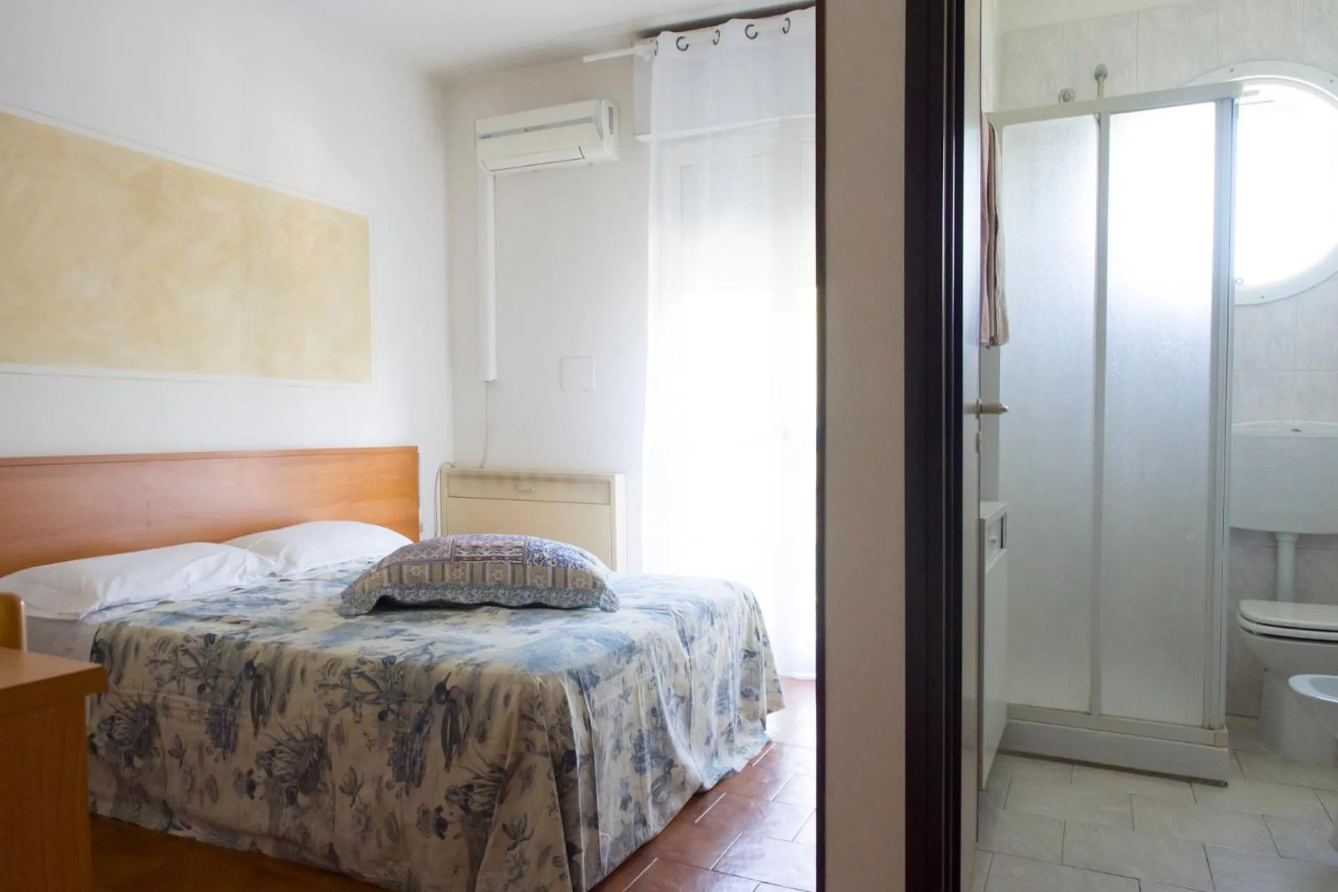 Bathroom, Bed in Hotel La Vela