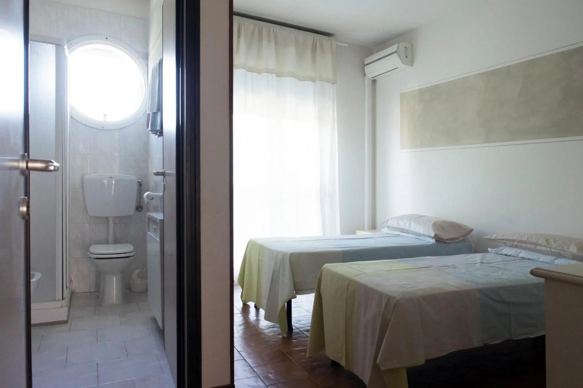 Bathroom, Bed in Hotel La Vela