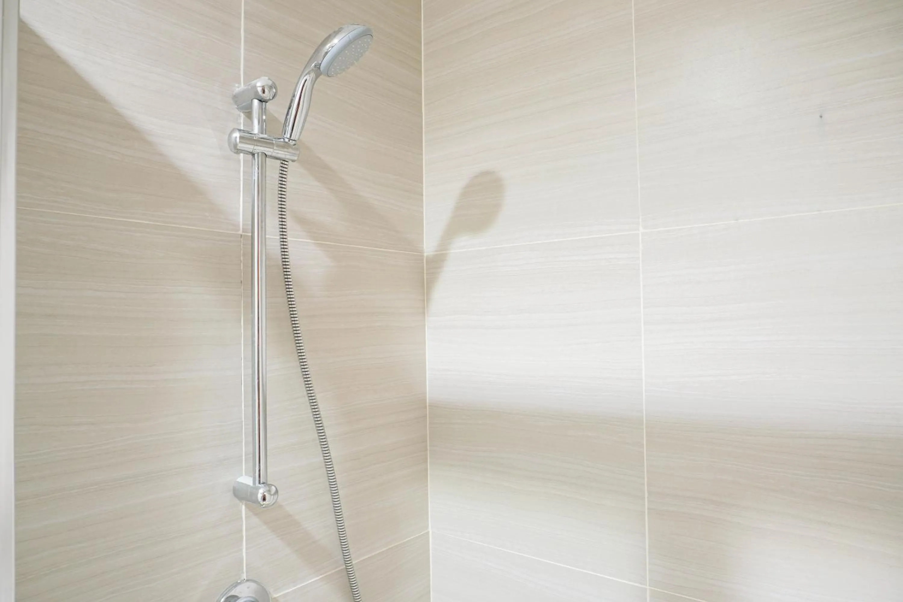 Bathroom in Relax and Comfy with Pool View at Studio West Vista Apartment By Travelio