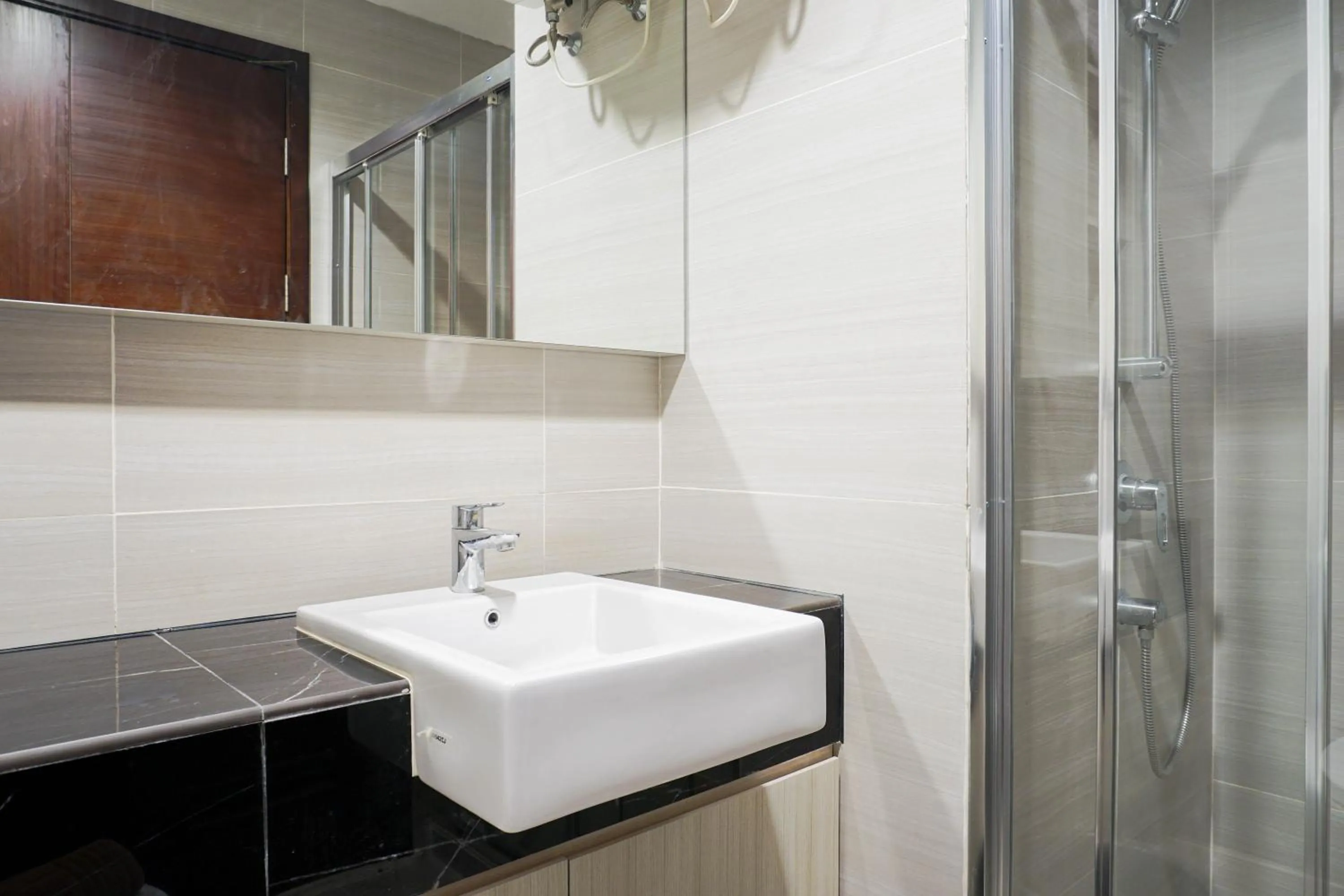 Bathroom in Relax and Comfy with Pool View at Studio West Vista Apartment By Travelio