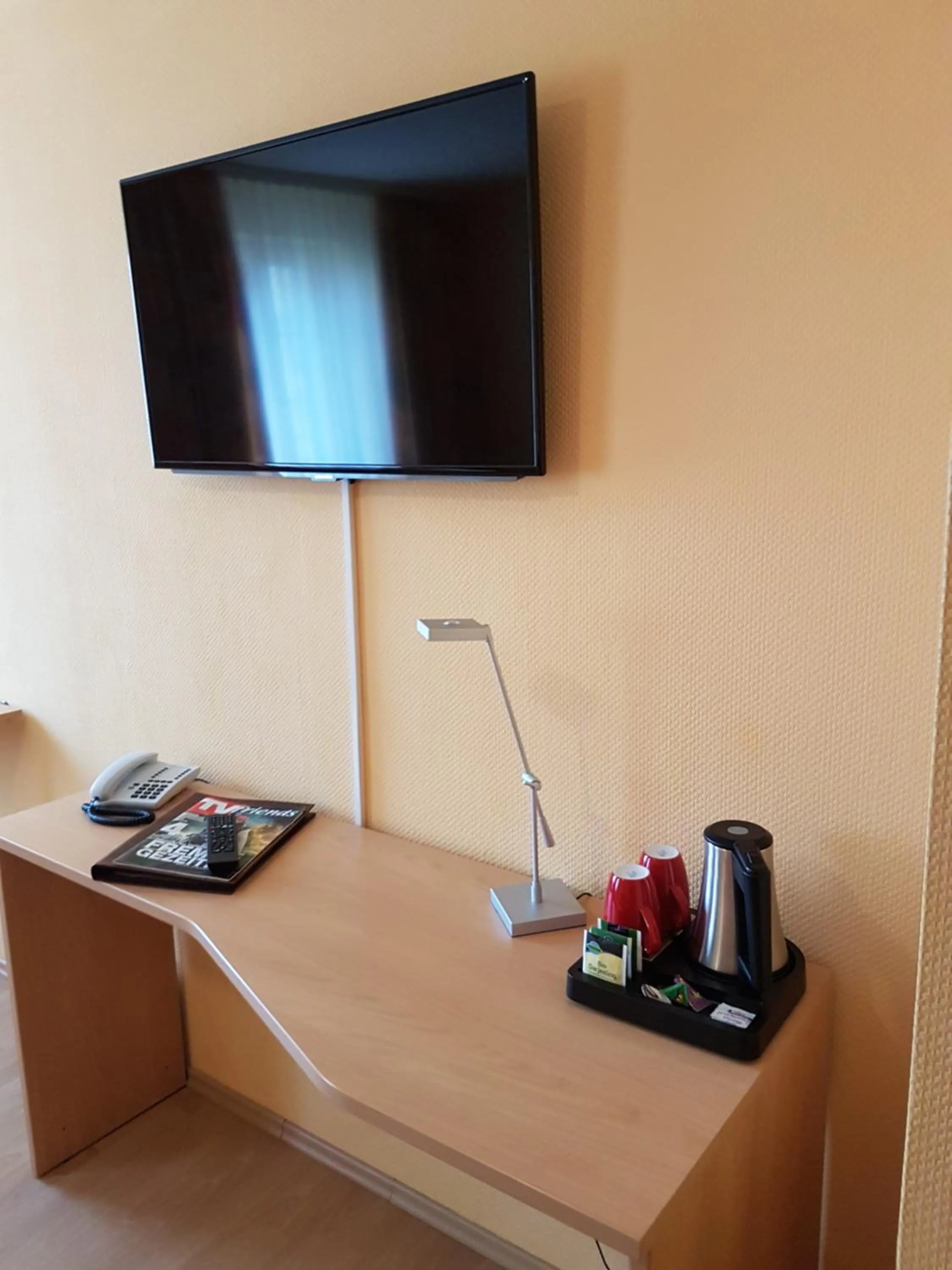 Coffee/tea facilities, TV/Entertainment Center in Altstadt Hotel Peiß