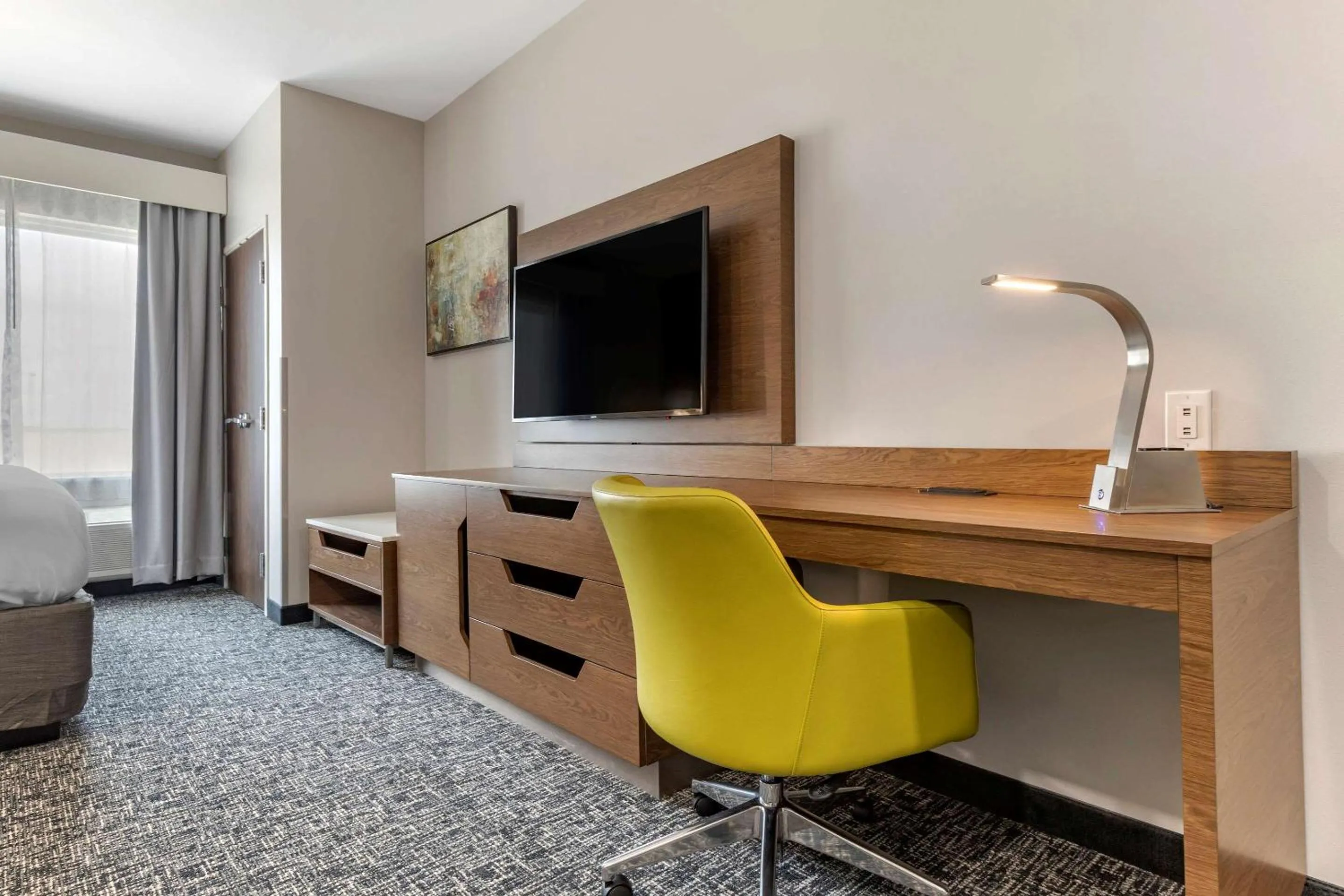 Photo of the whole room in Comfort Suites Greenville Airport