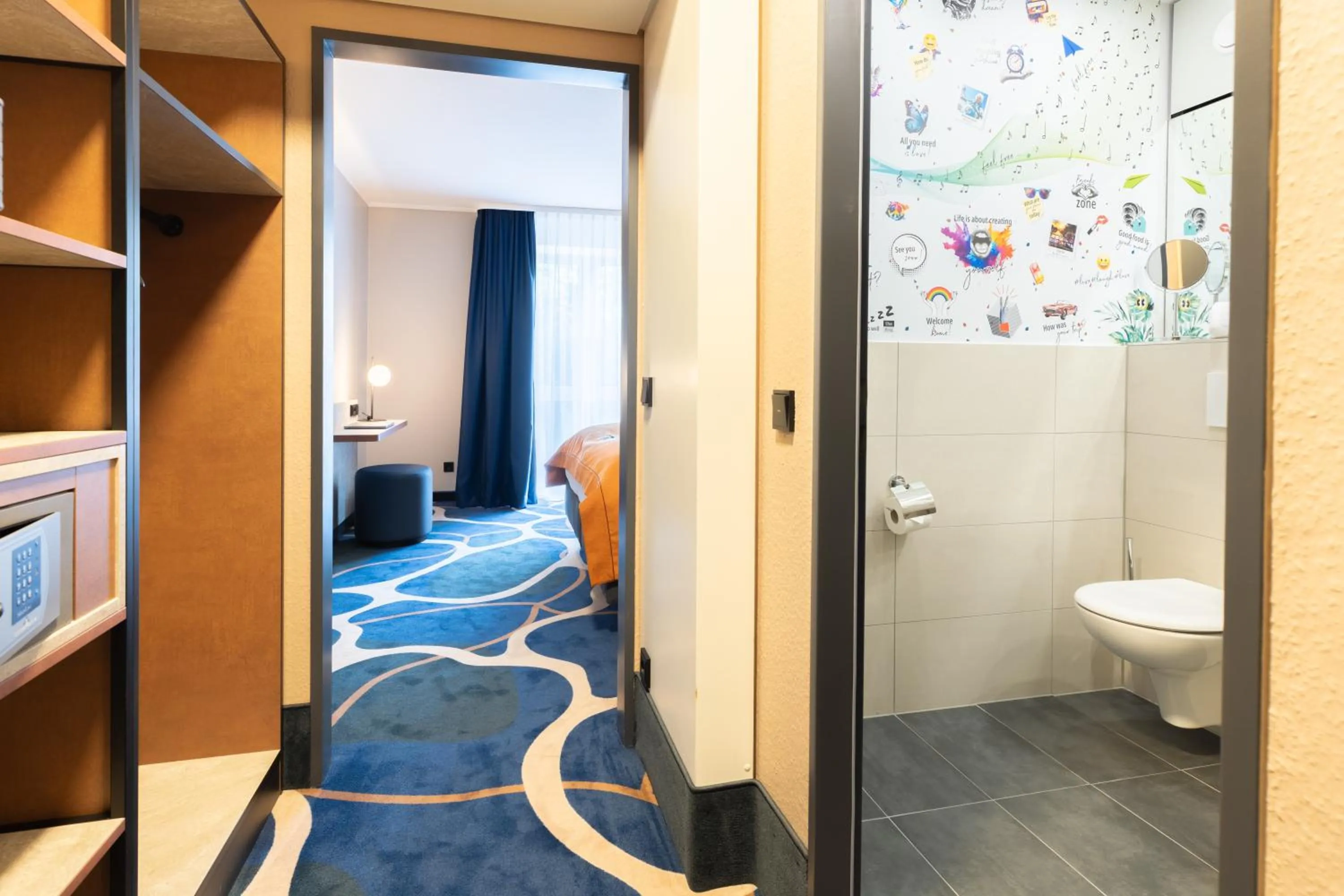 Shower in Select Hotel Crown Moenchengladbach