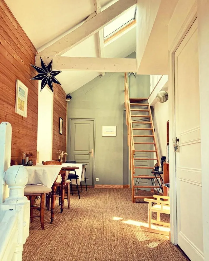 Seating area in Léhontine