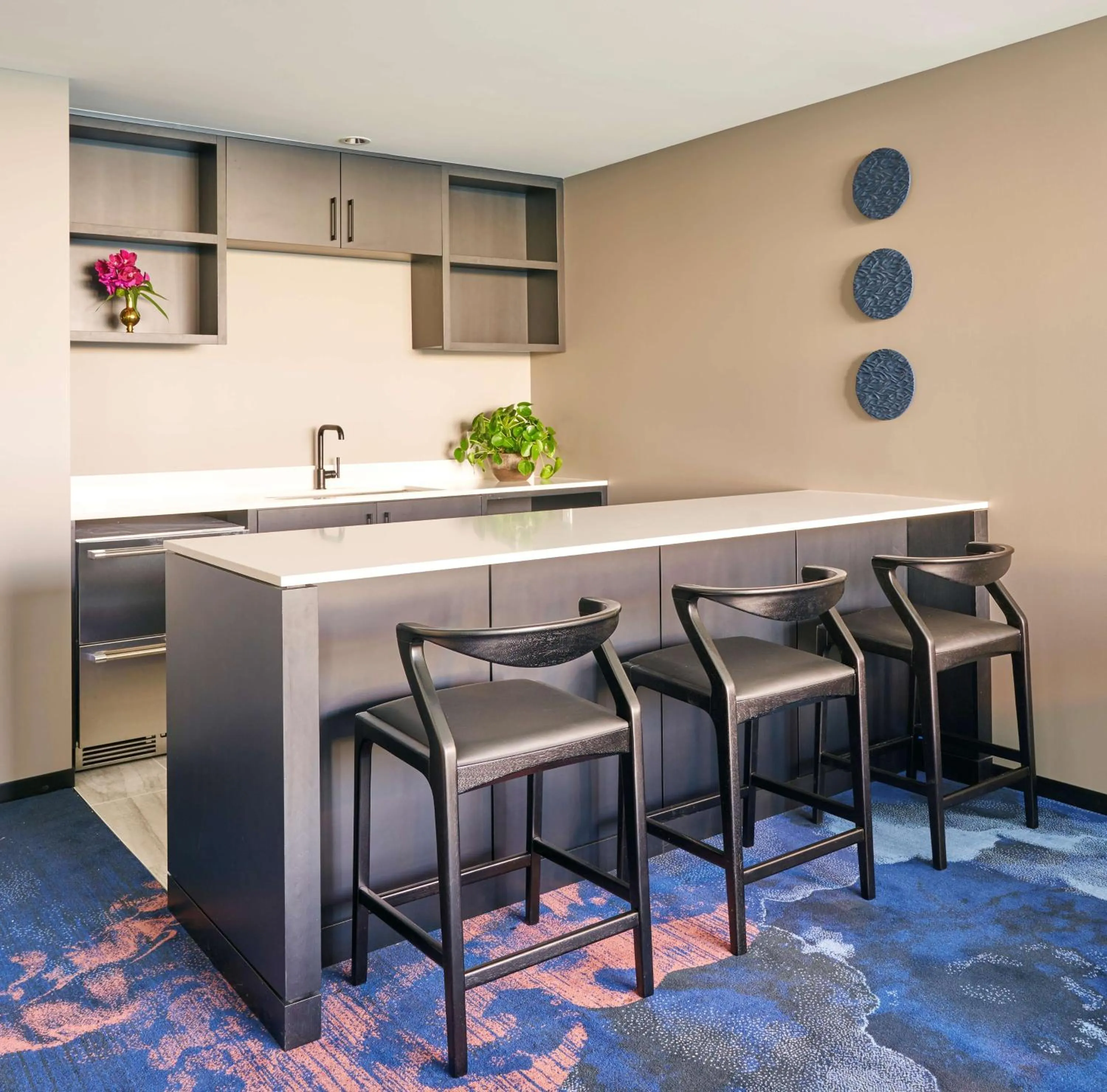 Kitchen or kitchenette in Sable At Navy Pier Chicago, Curio Collection By Hilton