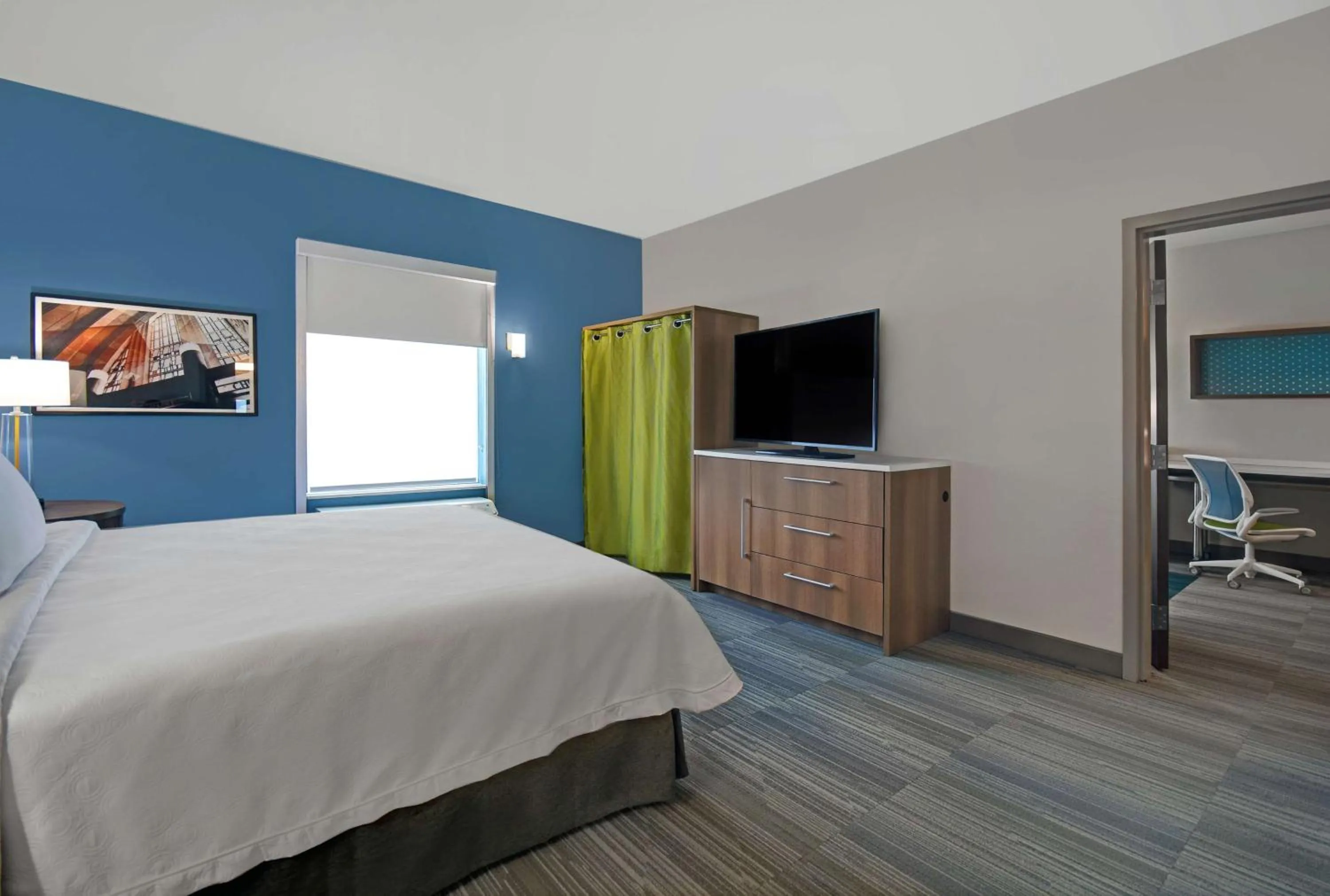 Bed in Home2 Suites By Hilton Springdale Cincinnati