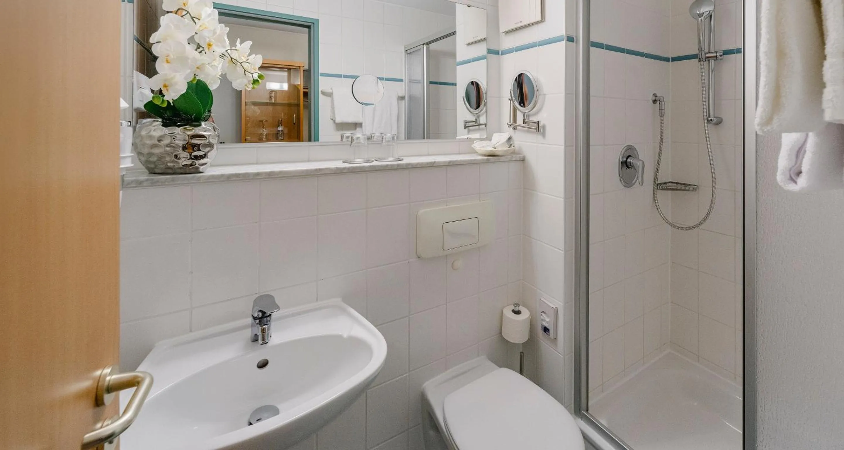 Shower in PLAZA INN Blankenburg Ditzingen, Sure Hotel Collection