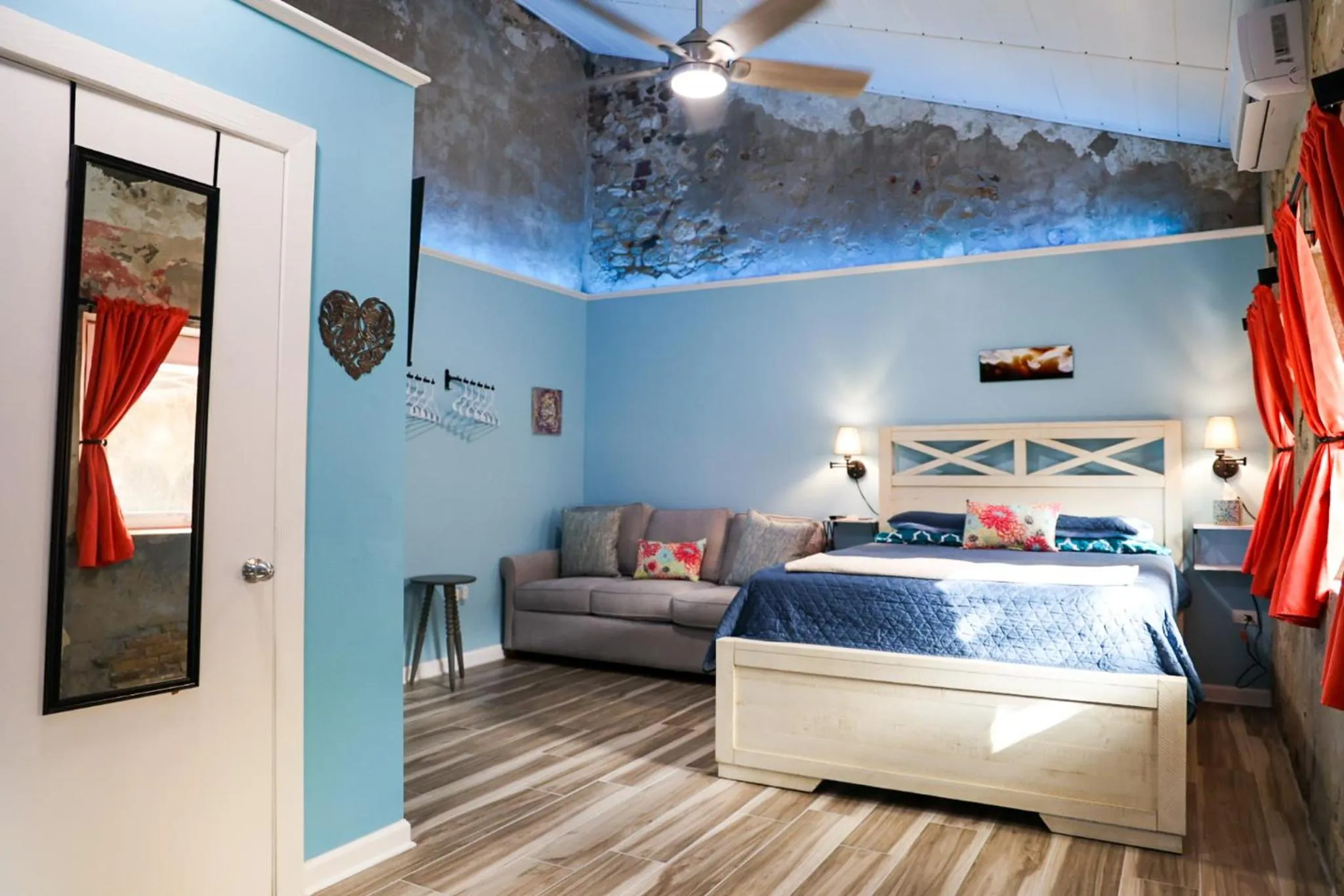 Seating area, Bed in Victoria House