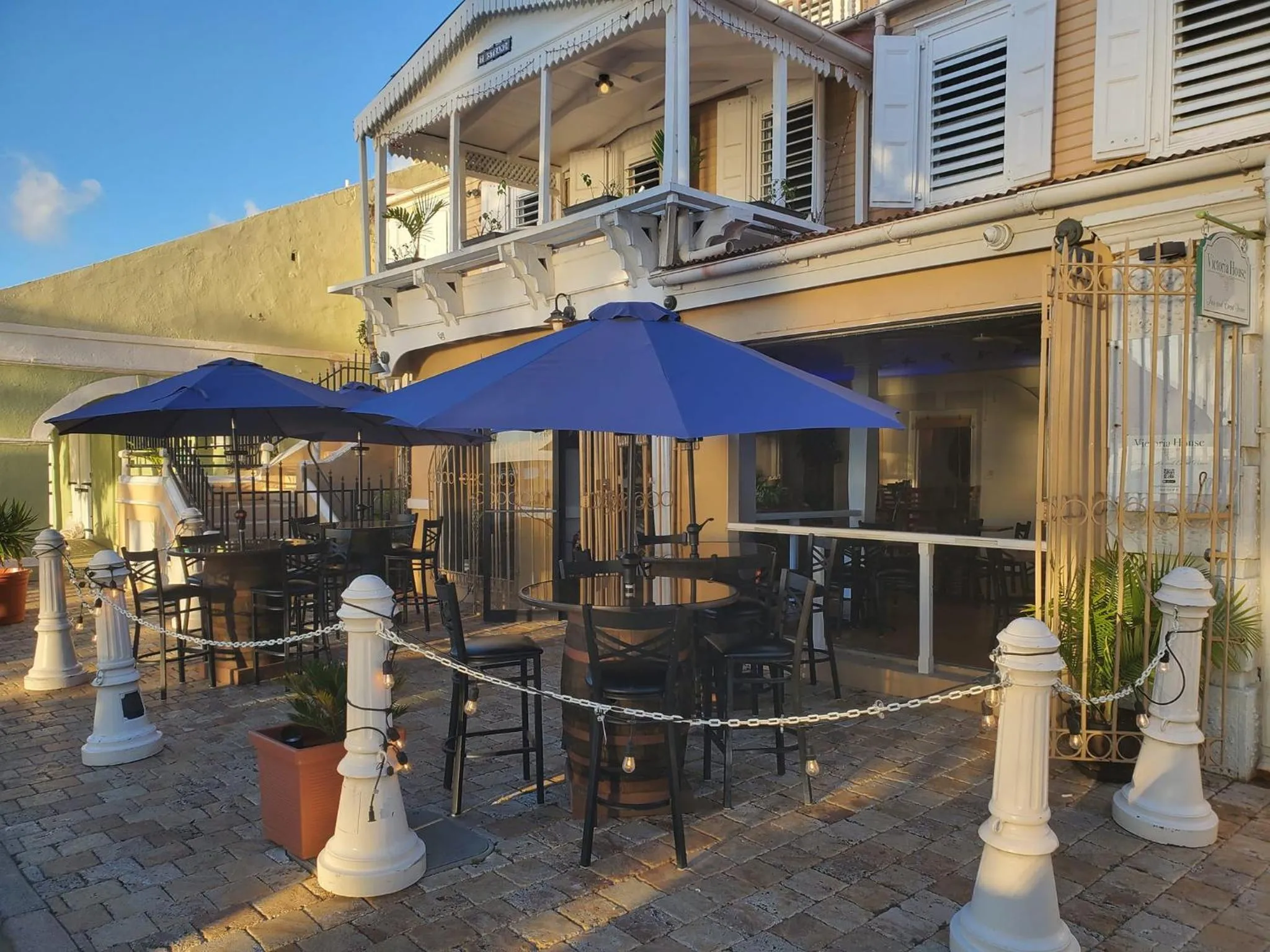 Restaurant/places to eat in Victoria House