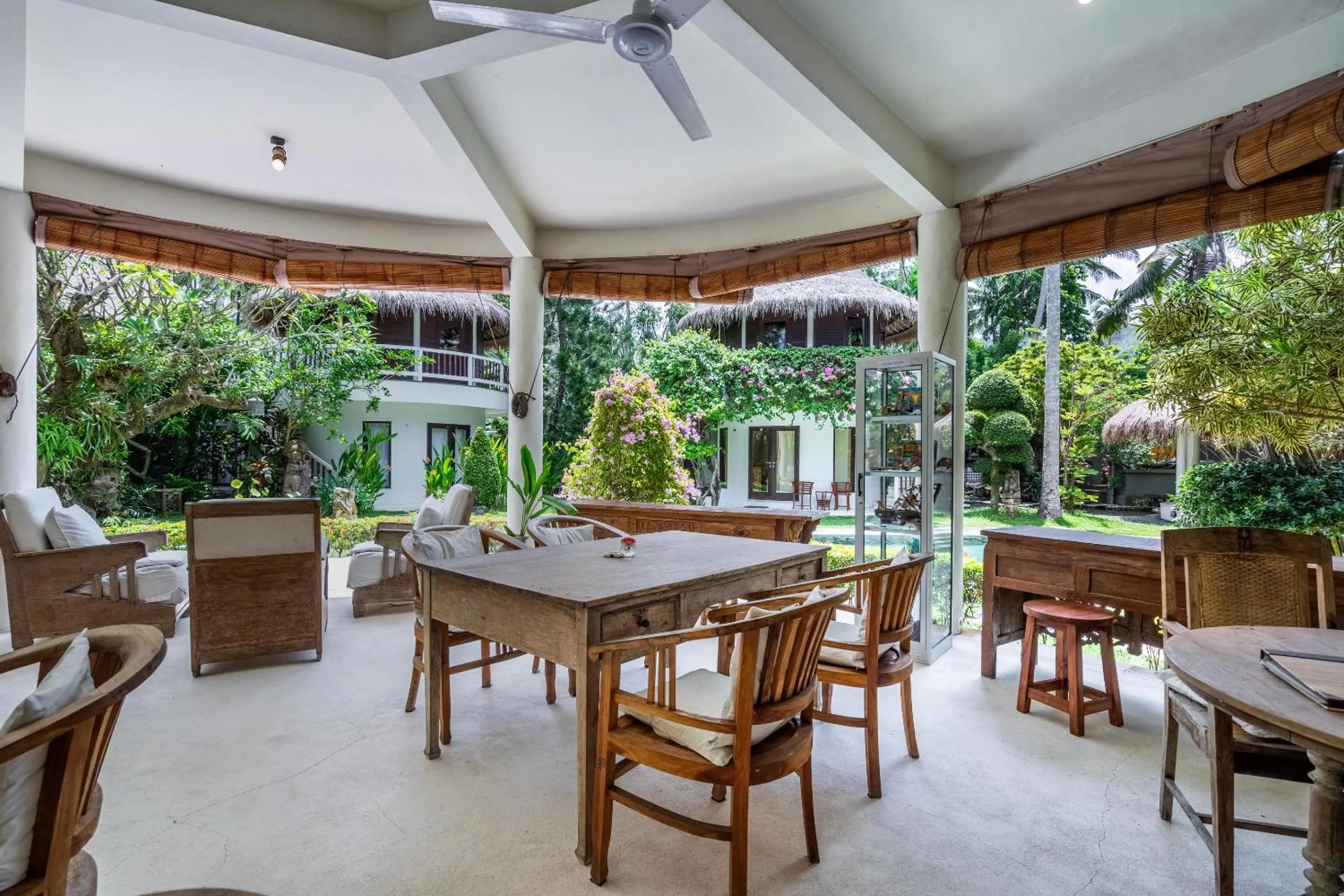 Restaurant/places to eat in The Village of Angels