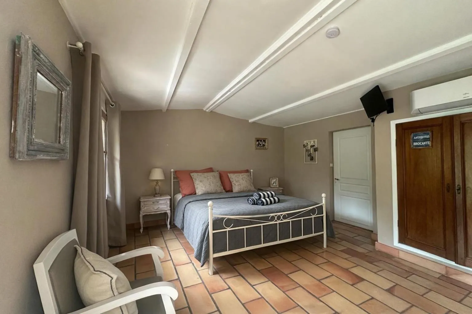 Photo of the whole room, Bed in Mas la Provence