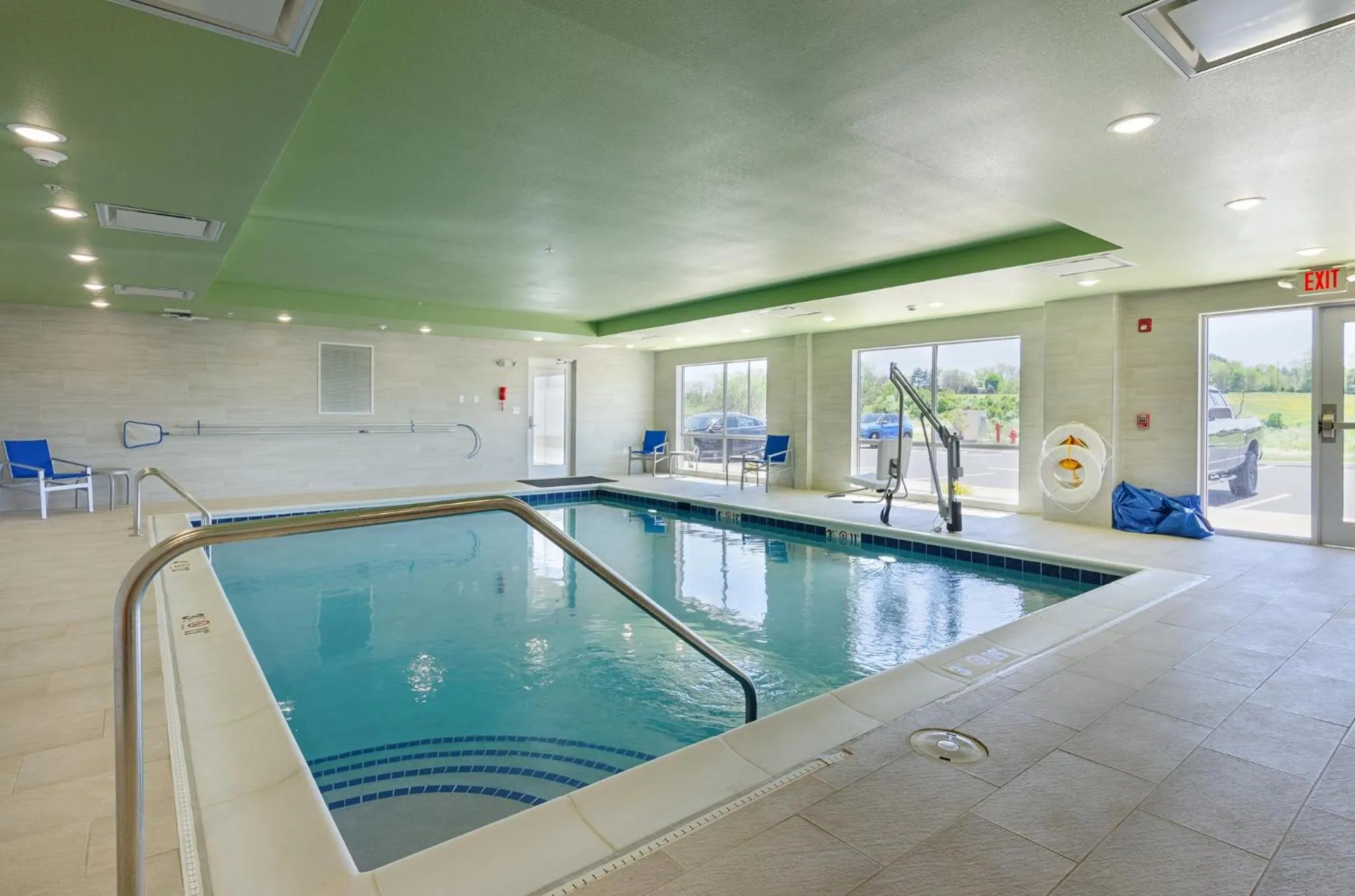 Swimming pool in Holiday Inn Express & Suites - Abingdon by IHG