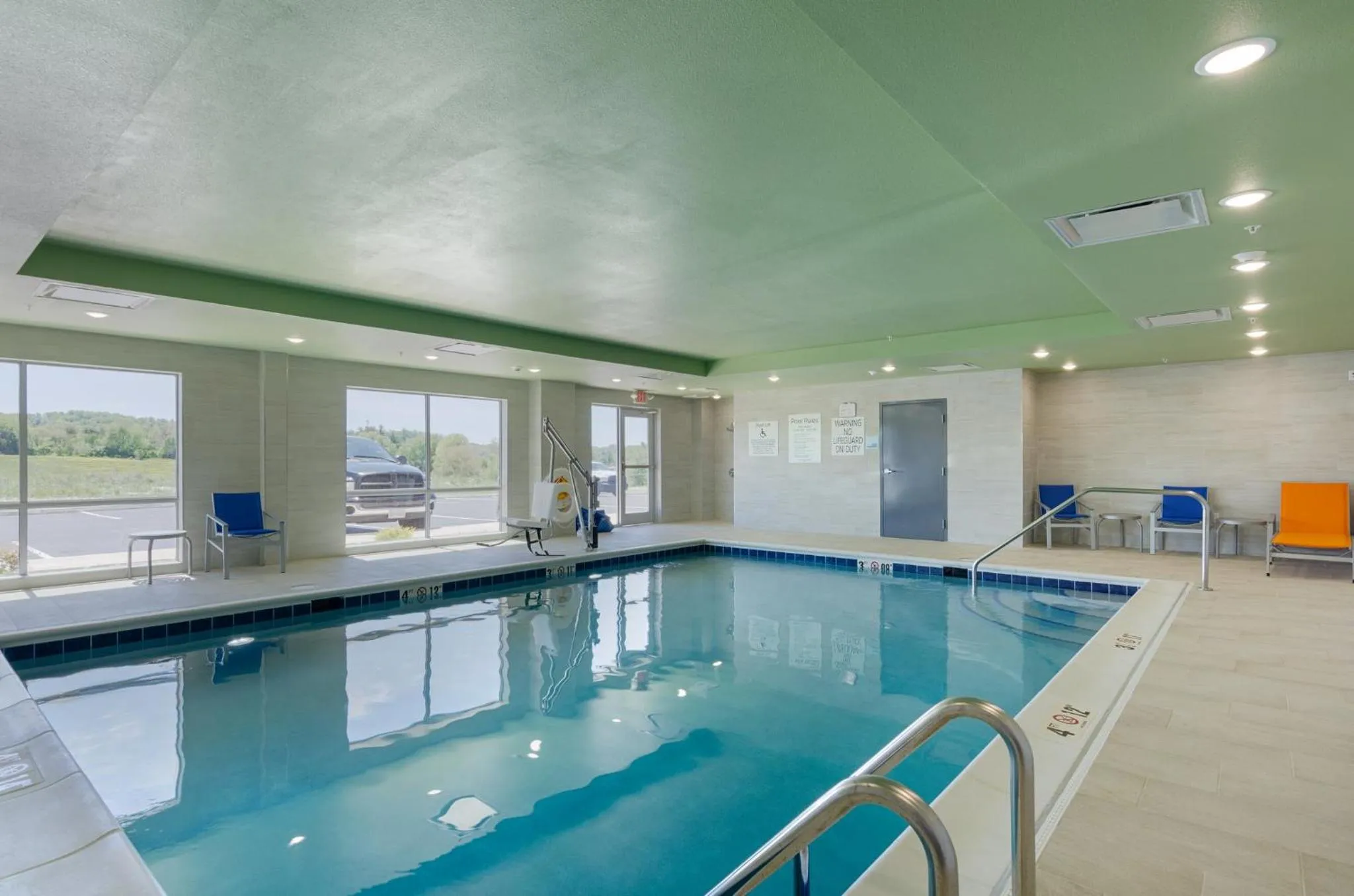 Swimming pool in Holiday Inn Express & Suites - Abingdon by IHG