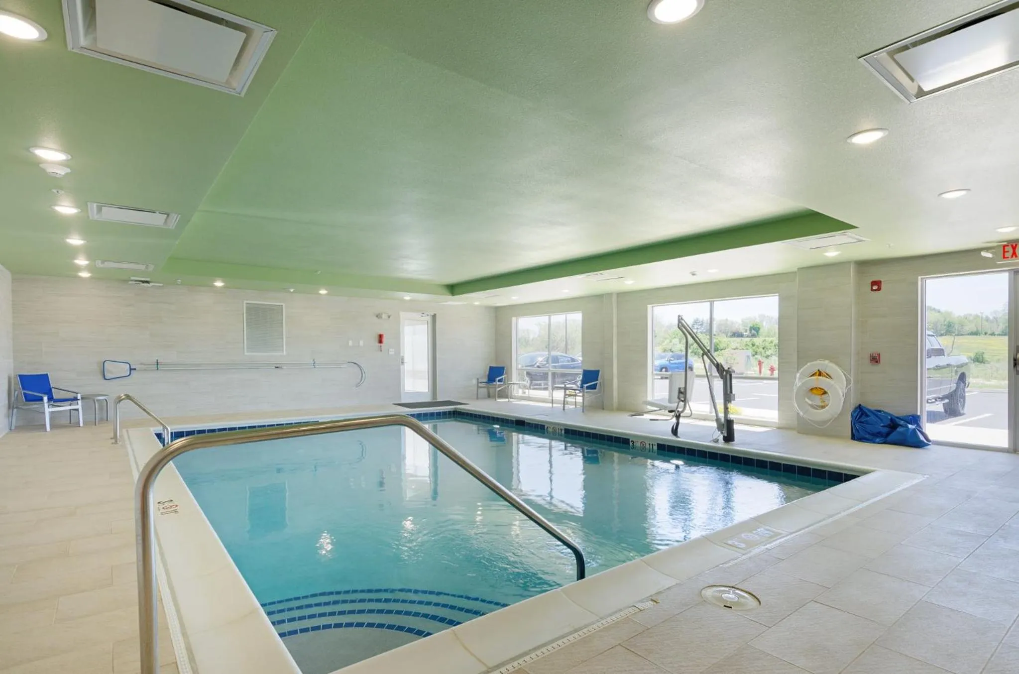 Swimming pool in Holiday Inn Express & Suites - Abingdon by IHG