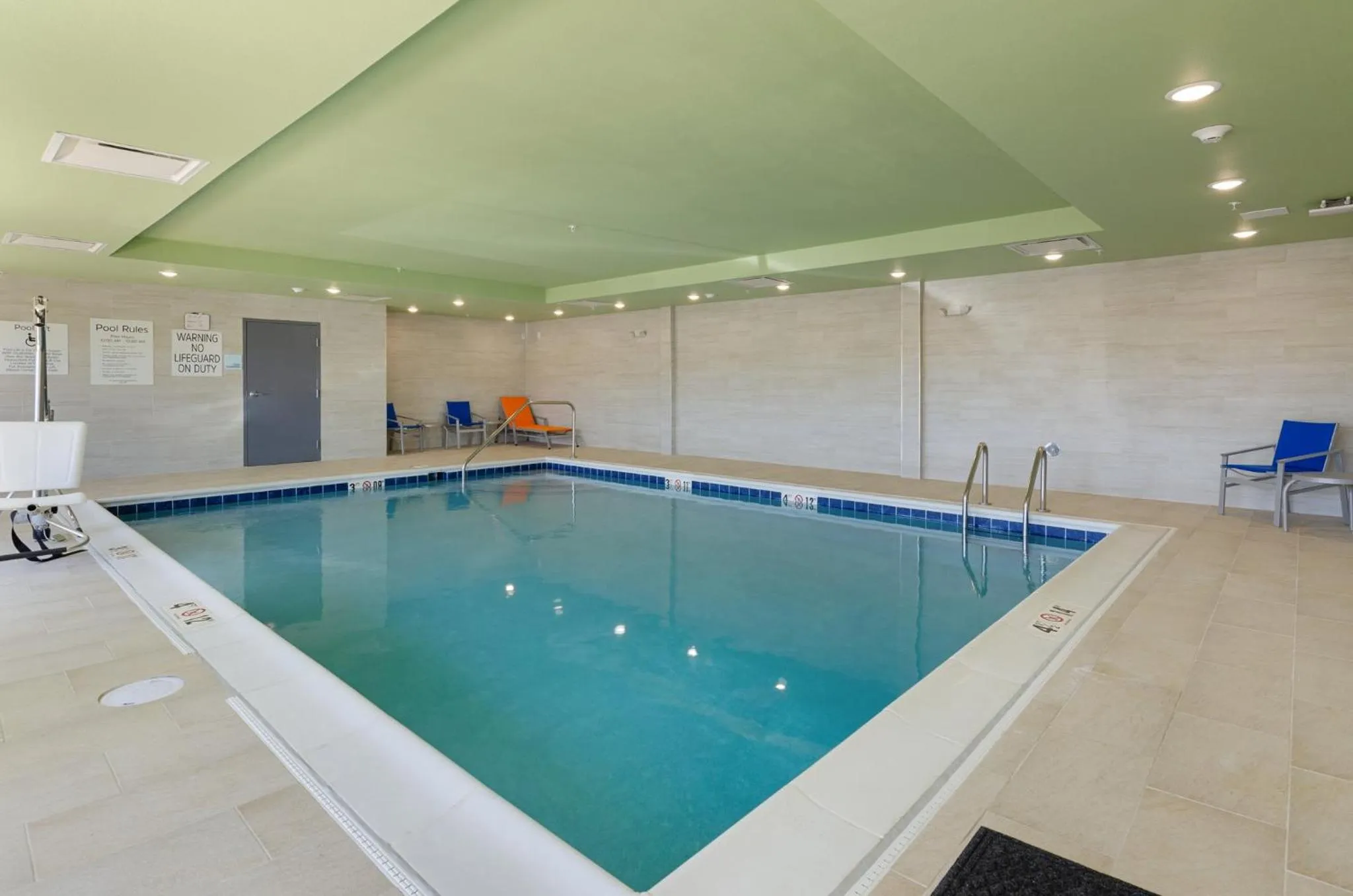 Swimming pool in Holiday Inn Express & Suites - Abingdon by IHG